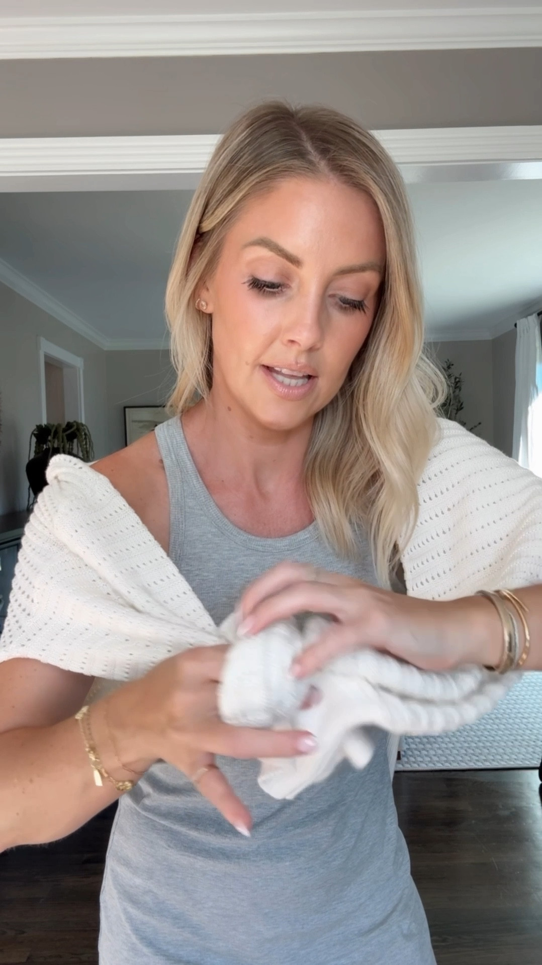 Over the shoulder sweater tutorial 🫶🏻 XS in the dress and quarter zip!

#LTKSaleAlert #LTKPetite #LTKFindsUnder50