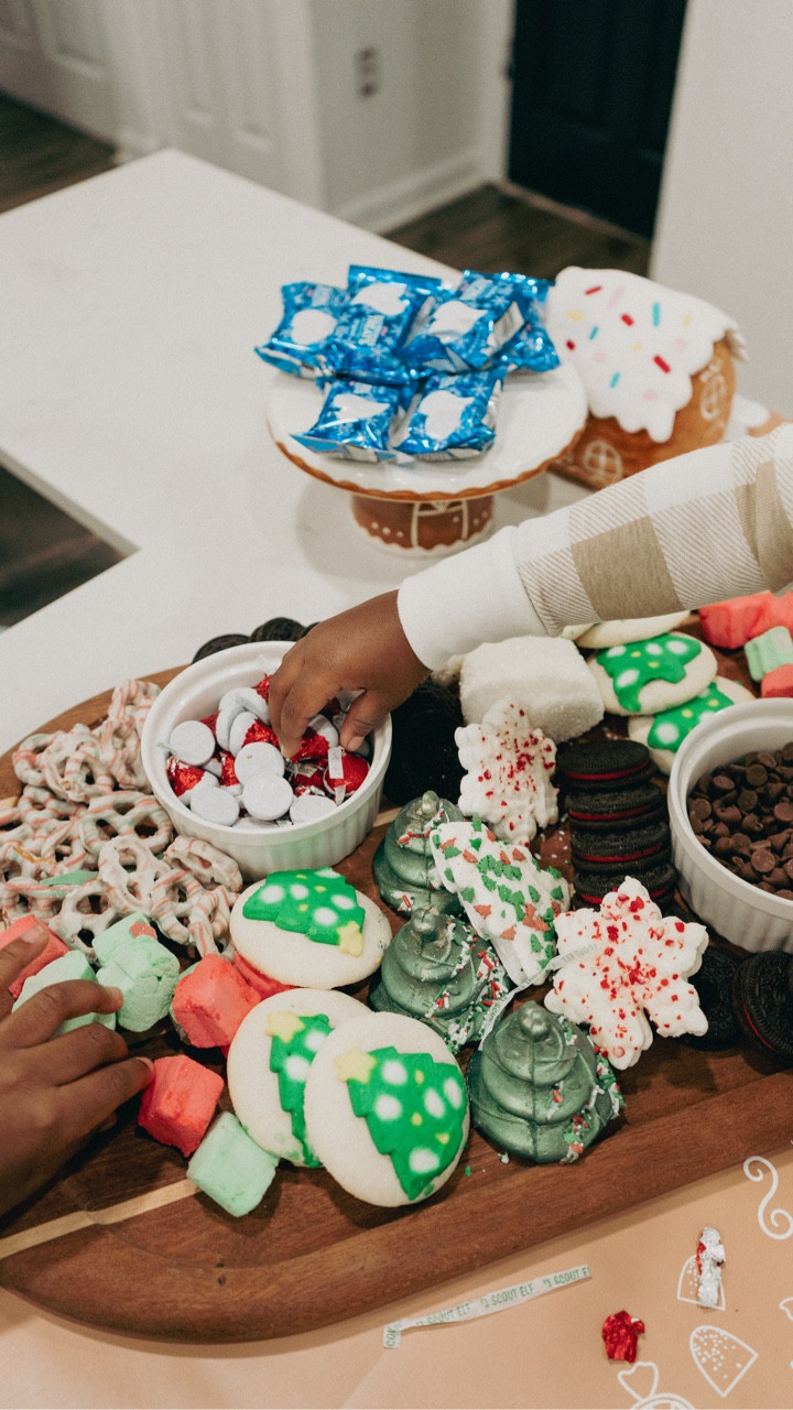 Every year we do a little hot chocolate station at some point during the holiday season & it’s one of their favorite traditions! 🎄🤶🏽☕️ 

#hotchocolatetime #christmastraditions #familyof5 #documentingmotherhood #momvlogs #miamimoms #corememories

#LTKHoliday #LTKvlog #LTKmomlife