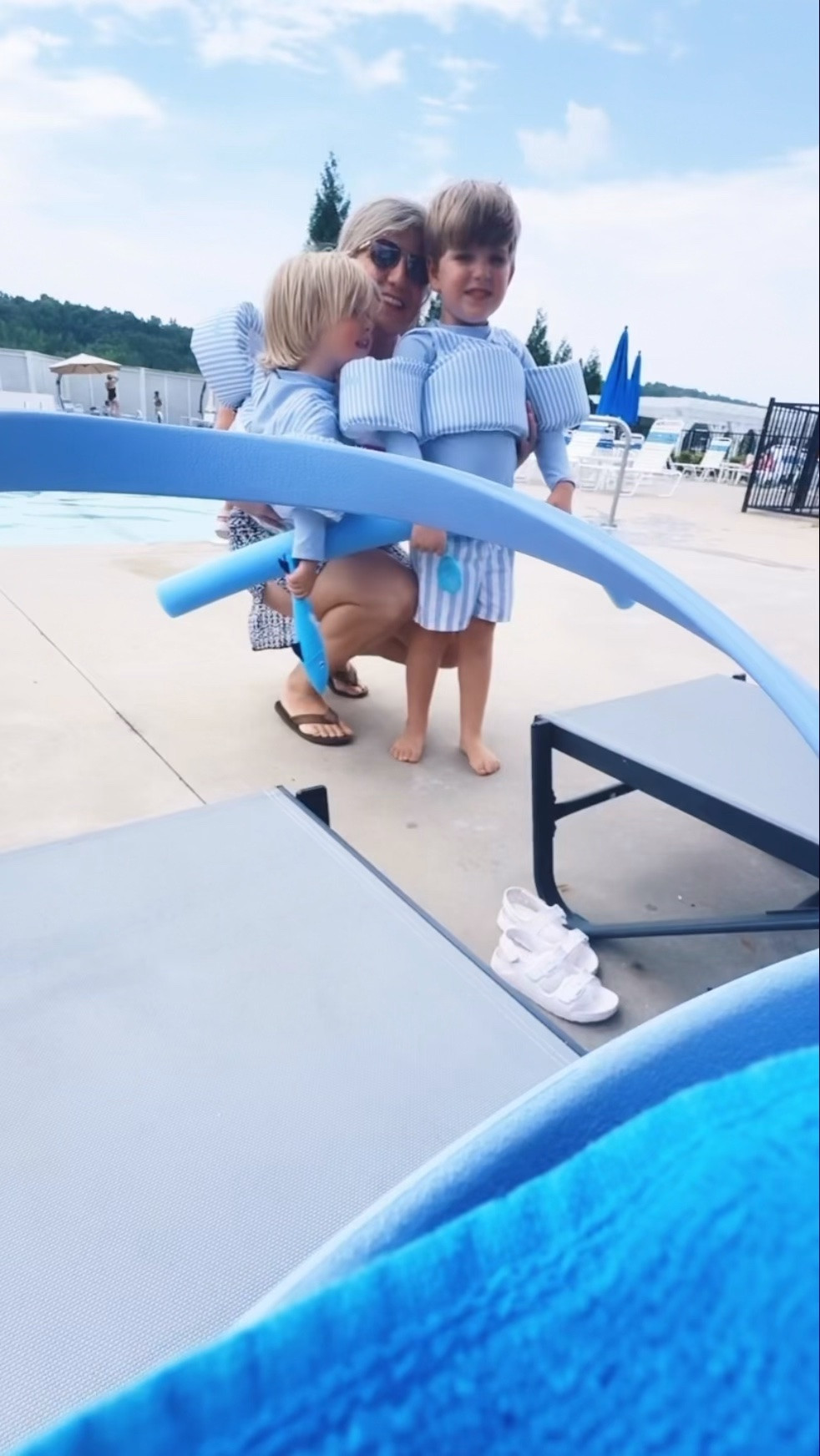 Pool days 💦⛱️ with my babies 👶🏼🩵👶🏼 are the best kind of summer days !!! ☀️✨🌞
