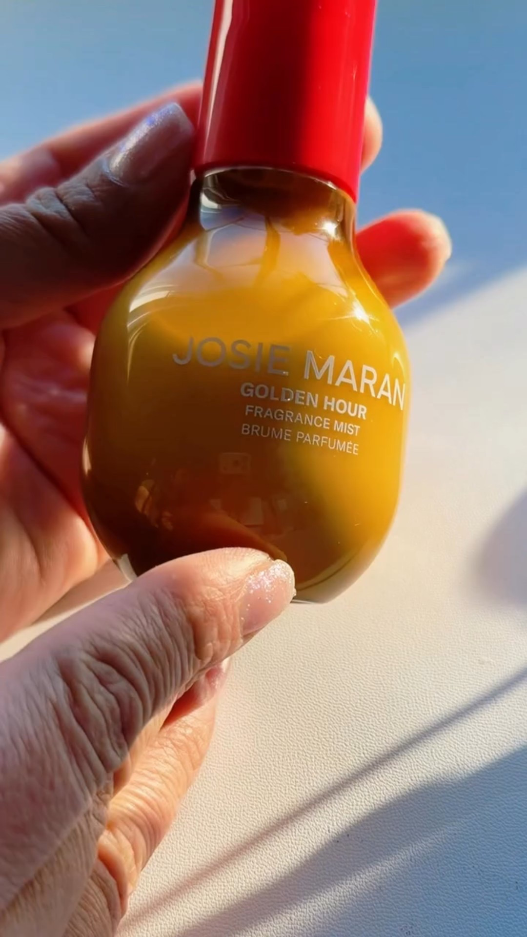 Golden Hour de @josiemaran es de esos perfumes que se sienten como piel limpia al atardecer 🌅 
Cálido, suave y sensual sin ser pesado.

Lo amo porque no solo huele increíble, también hidrata piel y cabello gracias al argán y jojoba.
Ámbar, almizcle blanco y santal que se mezclan con tu aroma natural y crean algo muy tuyo 🤎

Perfecto para todos los días! 

@influenster 

#complimentary #josiemaran #goldenhour