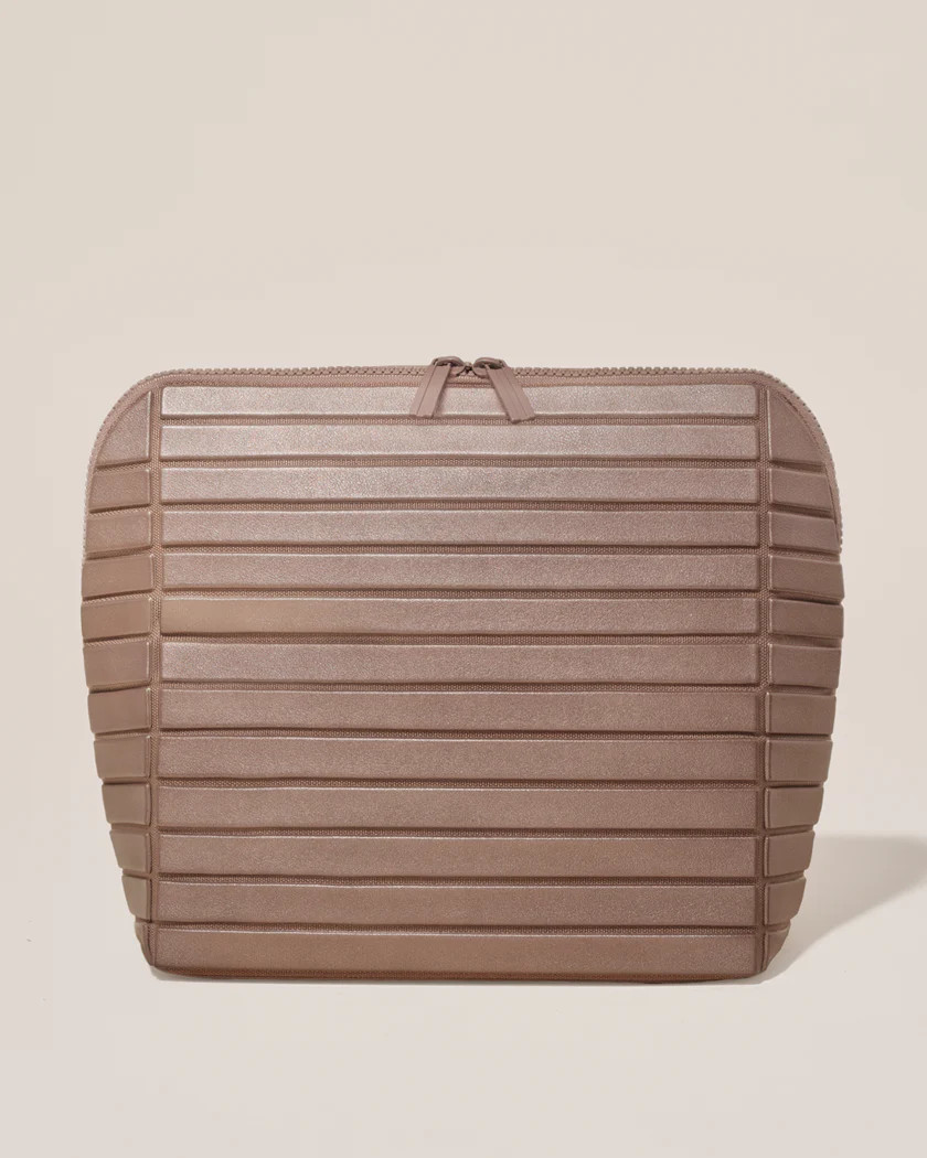 the large bronze traveller | Parallelle