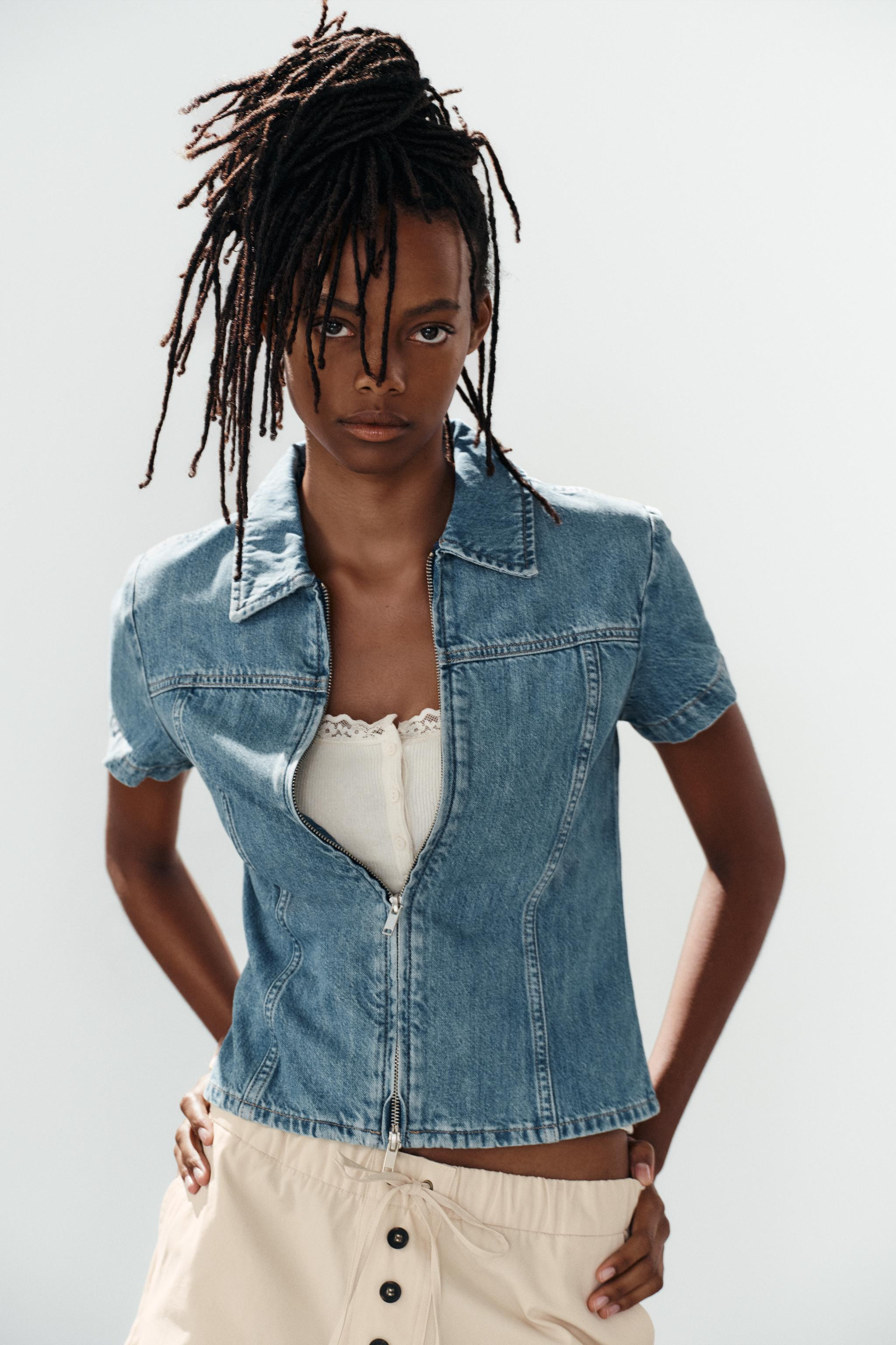 Fitted shirt with a regular collar and short sleeves. With pronounced seam details and a front zi... | Zara UK
