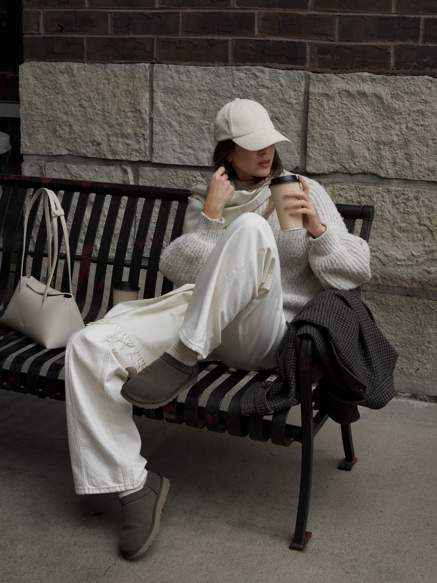 Coffee in hand, UGGs on foot. 
After the holiday glam, January belongs to cozy fashion. 
Shop @ugg at the link in my bio 🩶 

#uggboots #uggseason @kreatornow.k #kreatornow #uggstyle