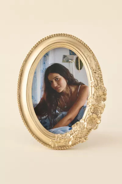 Flower Oval 4” x 6” Picture Frame | Urban Outfitters (US and RoW)