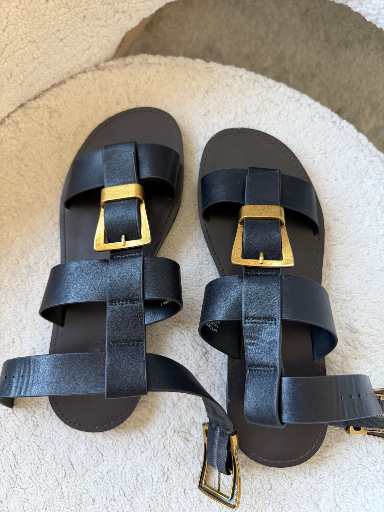 My fave sandals! Wore these round London and stood up for 6 hours at an event and they were super comfortable!! Xx 