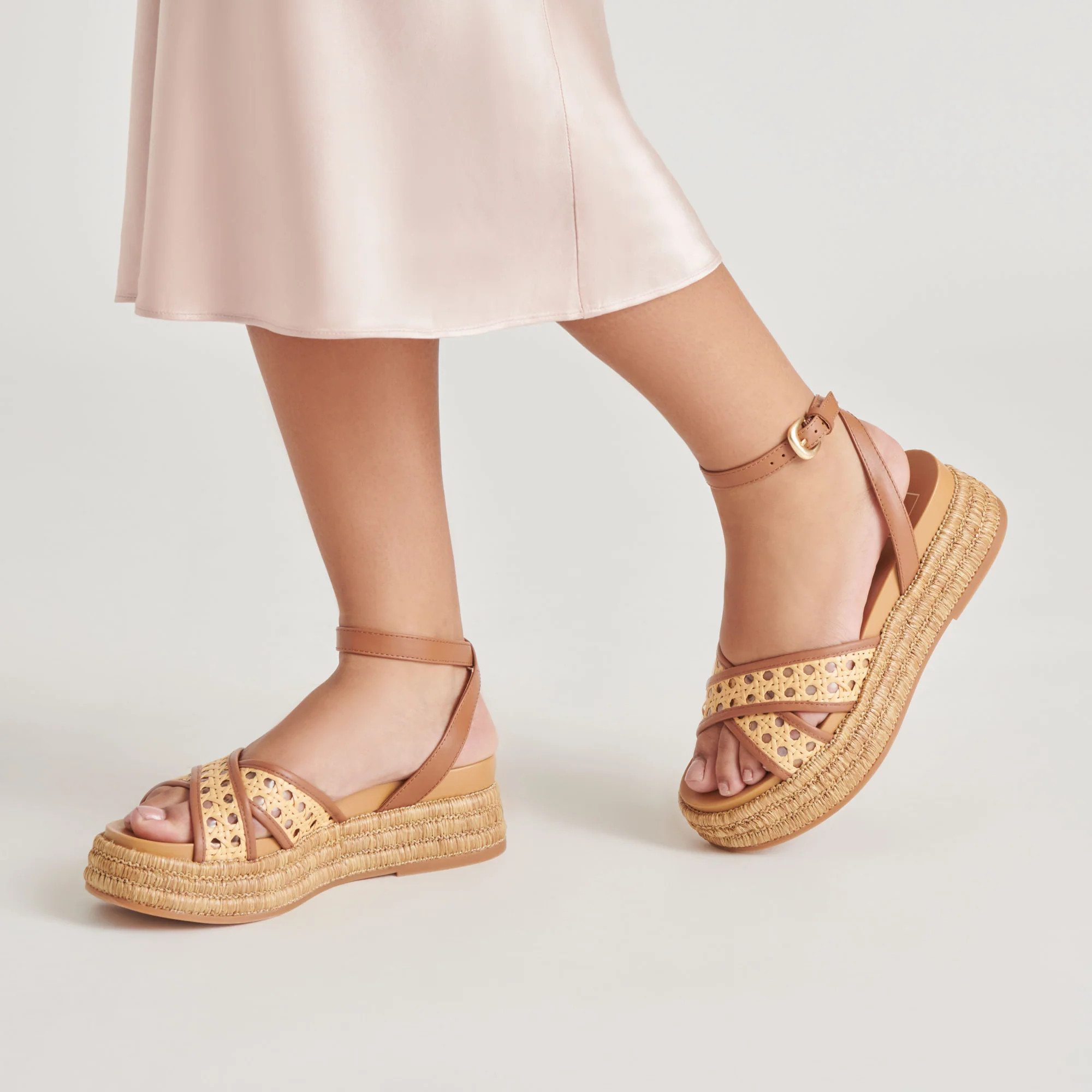 WRILEY SANDALS SADDLE WOVEN RAFFIA | DolceVita.com