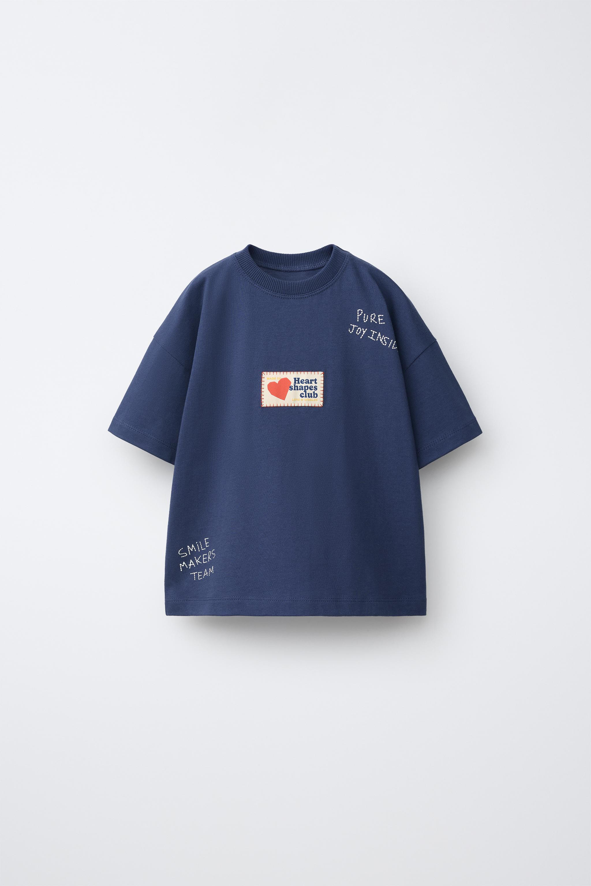 T-Shirt mit Rundhalsausschnitt und kurzen \u00c4rmeln. Etiketten-Applikation sowie Schriftzug vor... | Zara DE