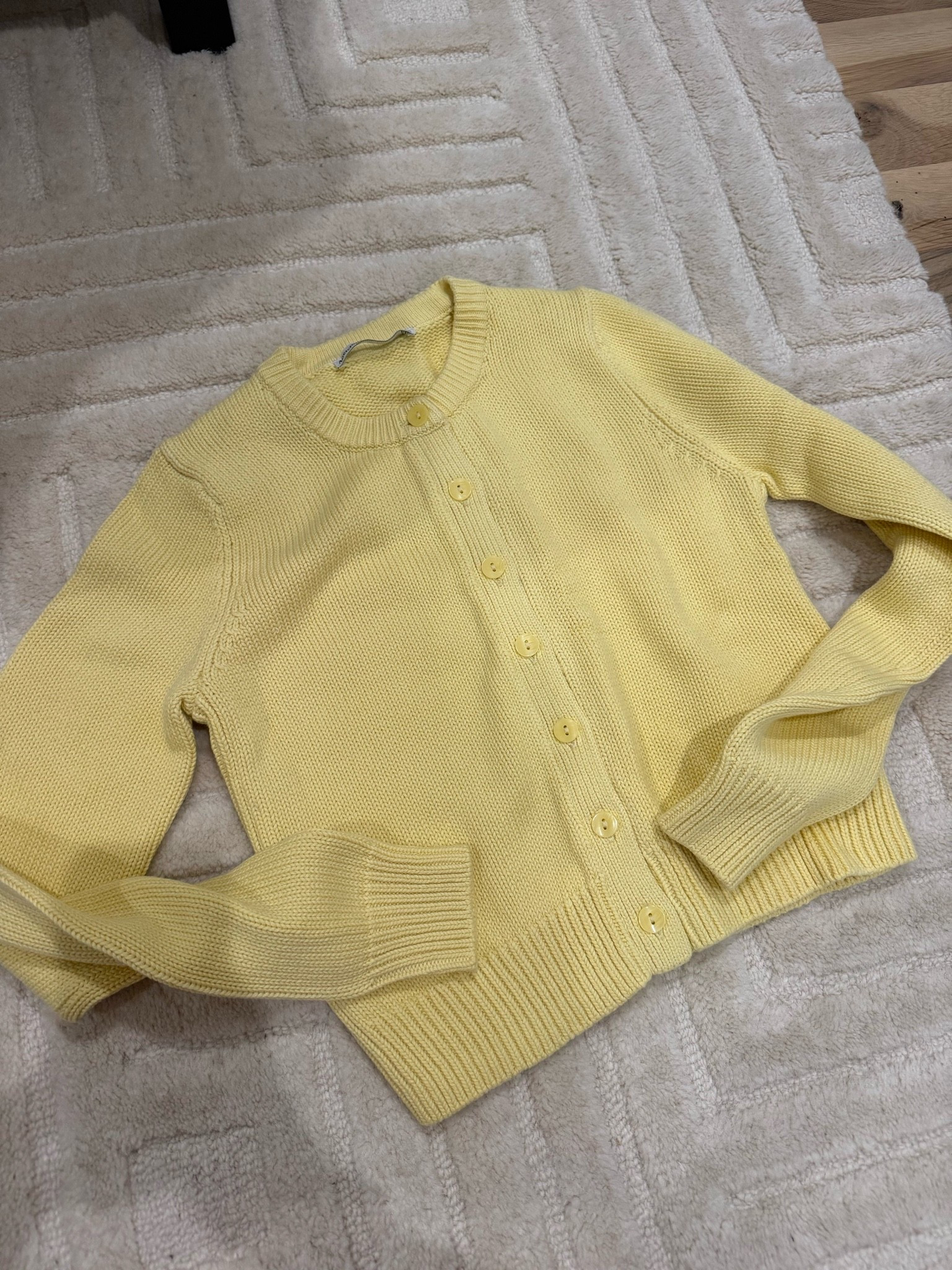 The perfect cardigan that’s not too boxy! I got it in yellow but comes in more colors