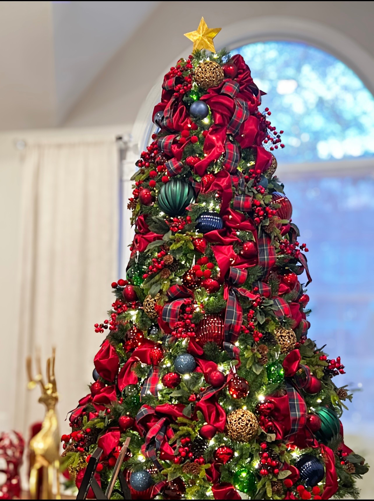 Traditional Decorate Christmas tree with table runners.

#LTKSeasonal #LTKHome #LTKHoliday