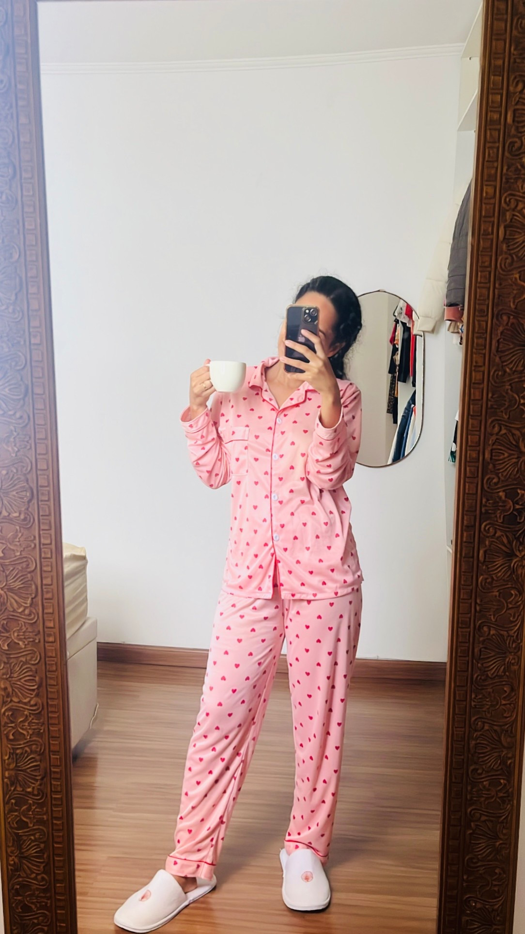 Quem disse que só dá pra se sentir linda fora de casa?
meu momento favorito agora tem look fofo, xícara na mão e muito conforto.
vem garantir o seu pijama de coração

#LTKdicadeestilo #LTKbrasil #LTKviagem