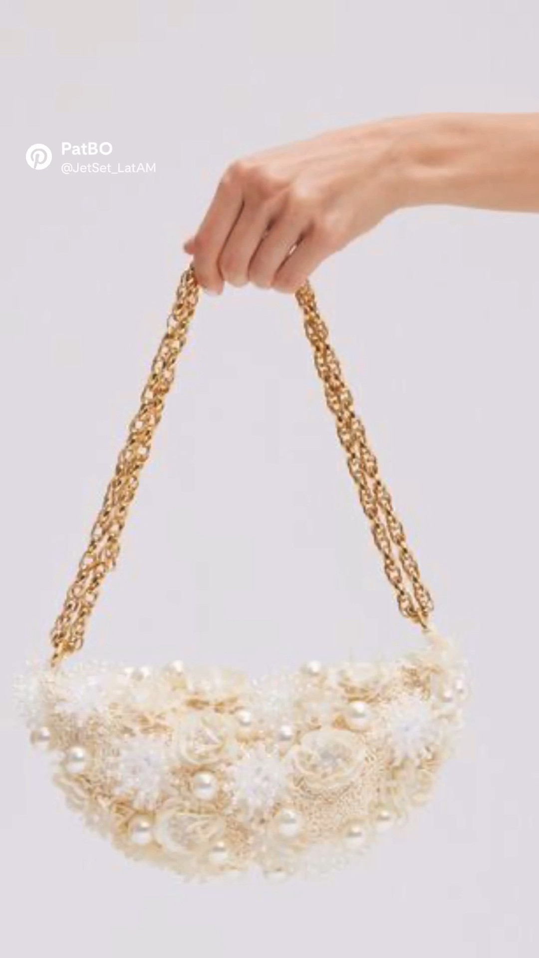 A sculptural bloom in motion — the Bruma Cotton Poplin Bag is adorned with handcrafted florals, pearl details, and a braided gold chain that feels effortlessly elegant. Perfect for soirées, holiday celebrations, coastal weddings, and romantic resort evenings.
Curated by Jet Set LatAM.


#LTKHoliday #LTKBeauty #LTKGiftGuide