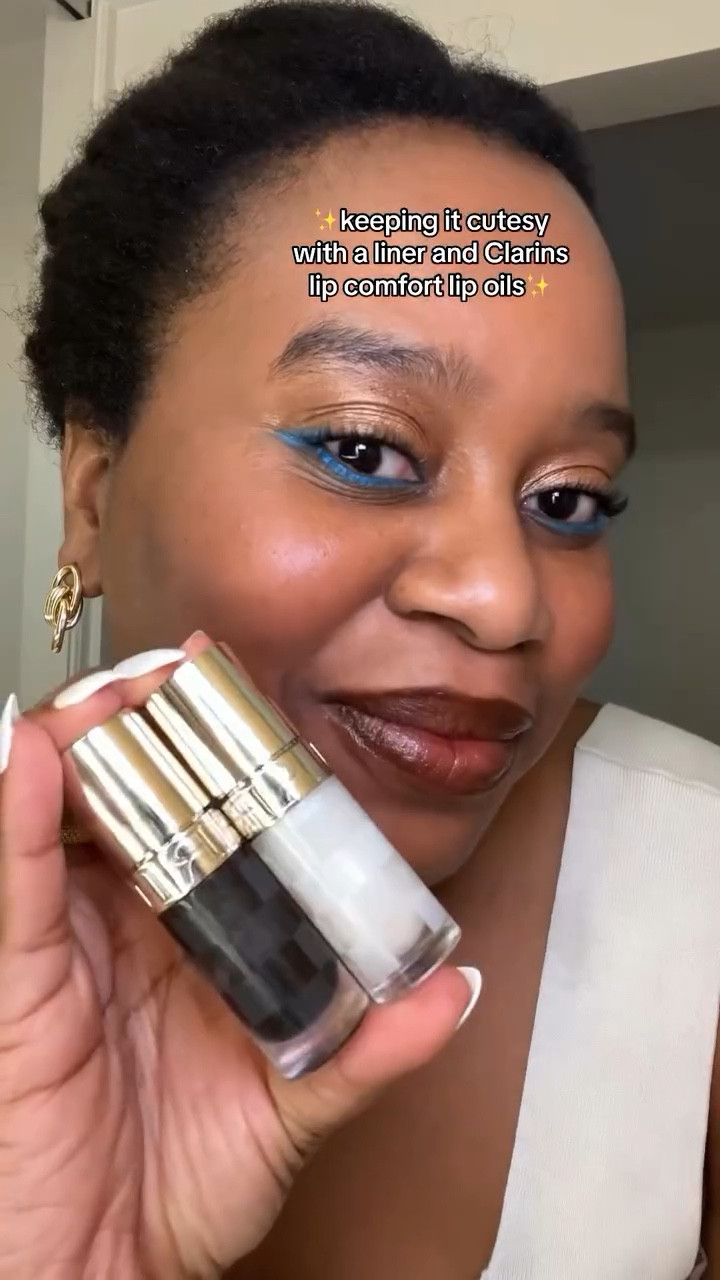 ✨keep it cutesy, keep it demure✨

@clarinsusa Lip Comfort Hydrating Oils*:
-black ph adaptive plum with gold shimmer
- white with silver shimmer

Now available at Sephora!

*gifted/pr
#clarinslipcomfortoil #demure #lipliner #lipoil #lipgloss #cutesy