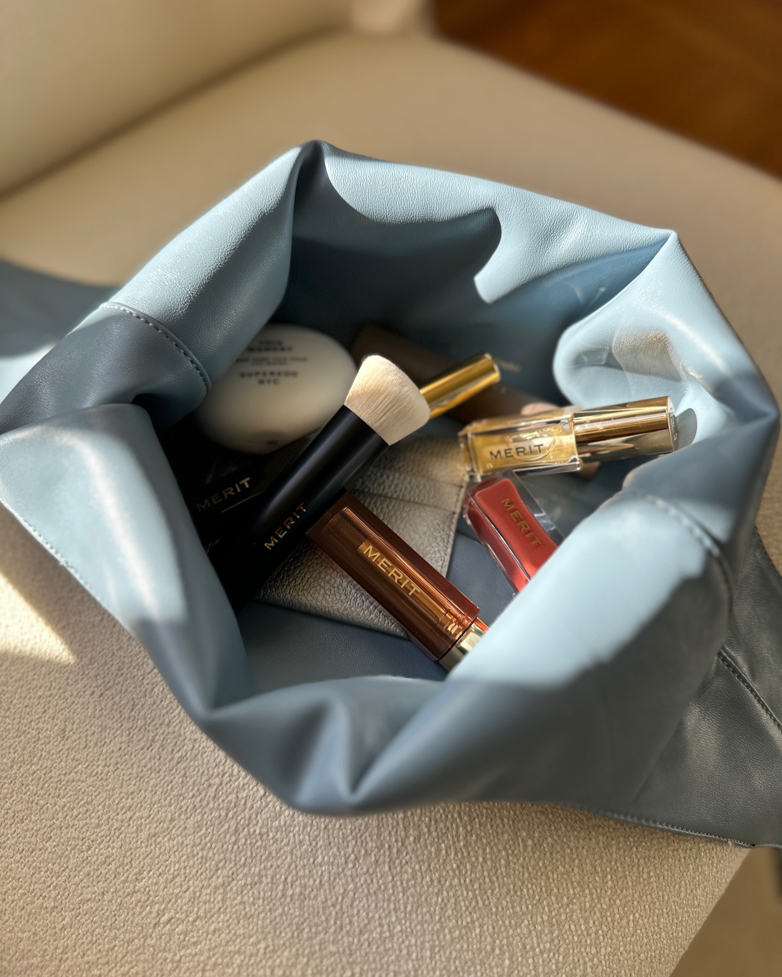 what’s in my merit bag: i always have multiple lipsticks and glosses, how about you? 😂 

this bag done in collaboration with @proenzaschouler comes with every purchase of $100 or more for a limited time 

#ltkbeauty #whatsinmybag #cleanbeauty