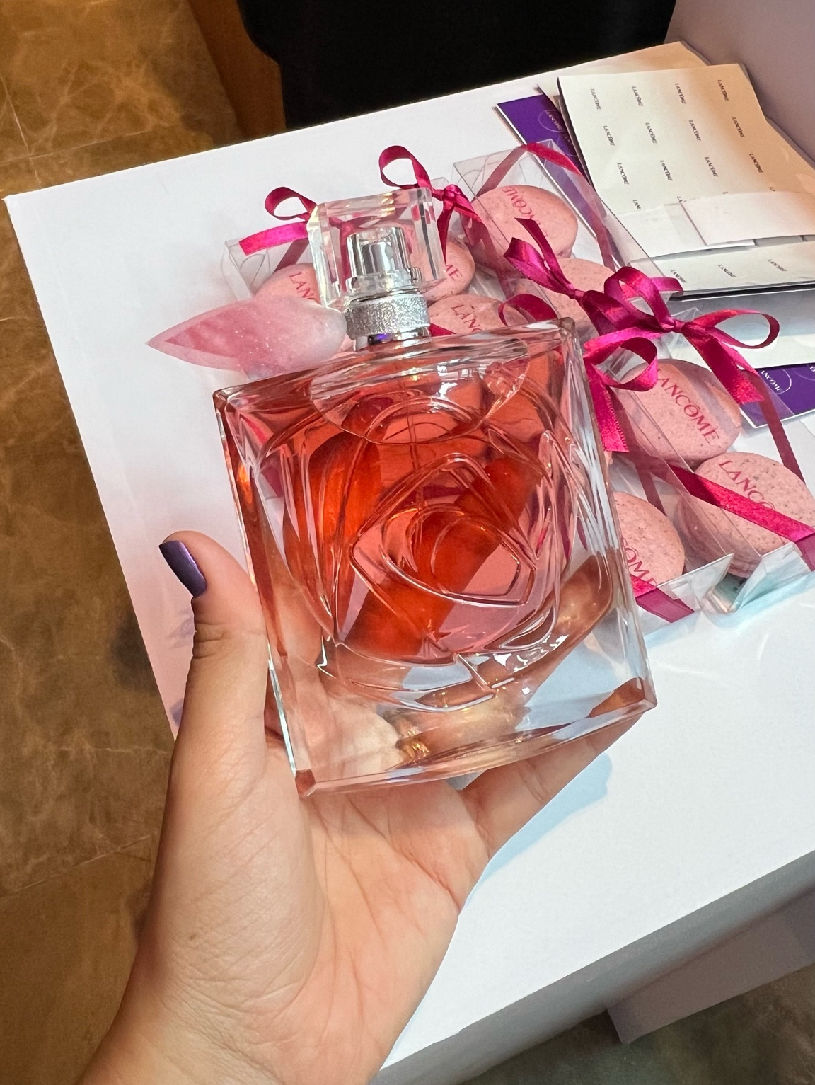 MAGNÍFICO ✨💖

meu wishlist foi atualizado com sucesso 
Além desse frasco LINDO que traz uma rosa em alto-relevo  ele é um floral leve com DNA do La vie. 

A base da fragrância é assinada pela combinação clássica de Íris e Acorde gourmand, que proporciona um toque de sofisticação e doçura. A adição de musgo e ambroxan traz um toque inovador e sensual, criando um jogo olfativo intrigante e memorável.

Topo: Bergamota da Calábria e Óleo de Laranja. Corpo: Absoluto de Rosa, Agua de Rosas e a “Rosa do Espaço" Fundo: Íris, Acorde Gourmand, Musgo e Ambroxan

#lavieestbelle #lavieestbelleextraordinario 

#LTKbeauty #LTKbrasil