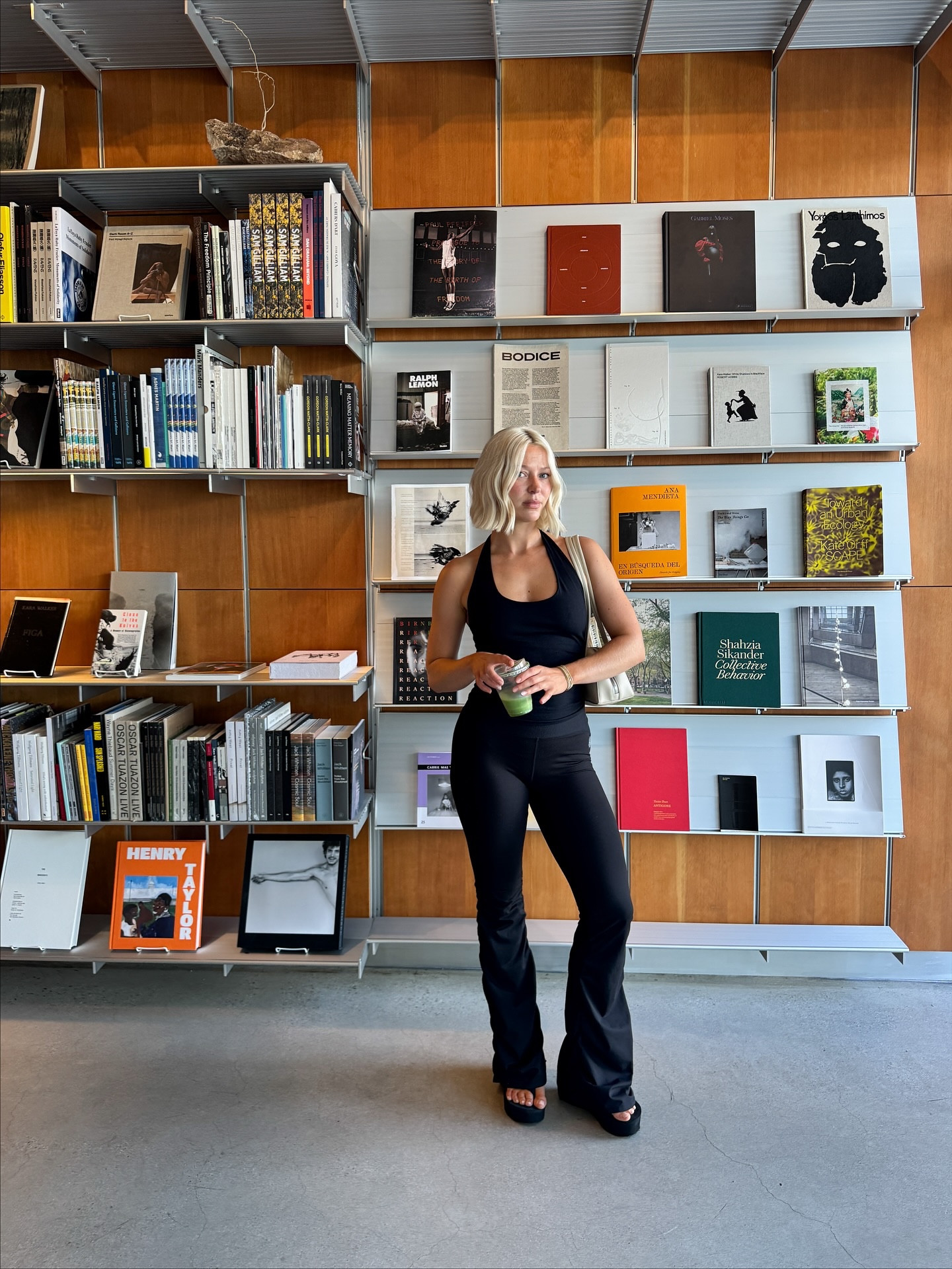 LA days 📚❤️ — lifting weights has made me gravitate towards simple & fitted clothing over the years. they feel boring to me at first and then end up being the ones i feel rly comfortable & confident in 🙃 it’s either that or super oversized :-) hahah