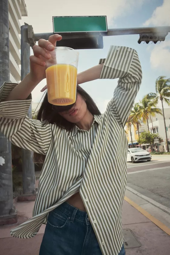 V-neck lapel collar shirt with long sleeves. Front button closure. | Zara US