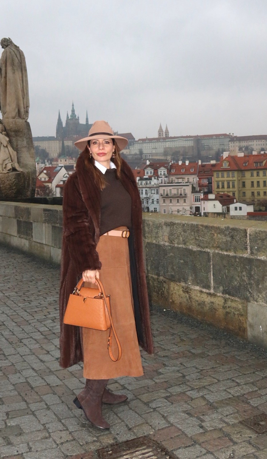 Casual sightseeing city look with cashmere jumper, suede skirt and faux fur coat

#LTKootd #LTKgrwm #LTKSeasonal