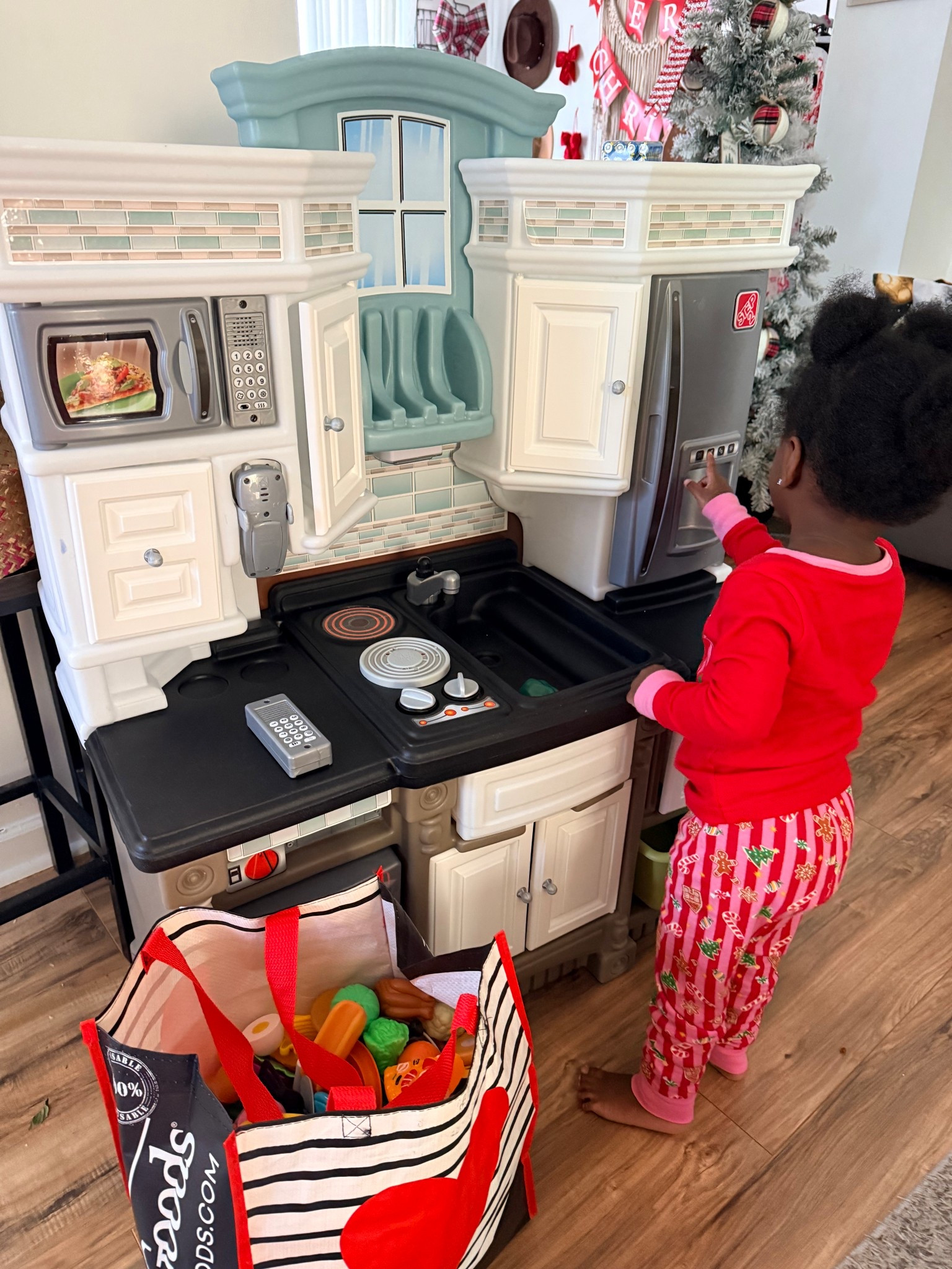 My toddler got the CUTEST play kitchen and she is absolutely OBSESSED 🍳🧸✨
Watching her pretend cook, clean, and play is the sweetest thing — it’s such a fun way to encourage imagination and independent play.
I linked the play kitchen and some cute accessories on LTK in case you’re looking for the perfect toddler gift!

#toddlerplay #playkitchen #toddlergifts #learningthroughplay #pretendplay #holidaygifts #LTKkids #LTKhome #LTKfinds #LTKsale #shoppingfavorites #onlineshopping #parentapproved #ShoppingWithPriiincesss #Atlantamom #AtlantaCreator #Atlantacontentcreators

#LTKKids #LTKHoliday #LTKGiftGuide