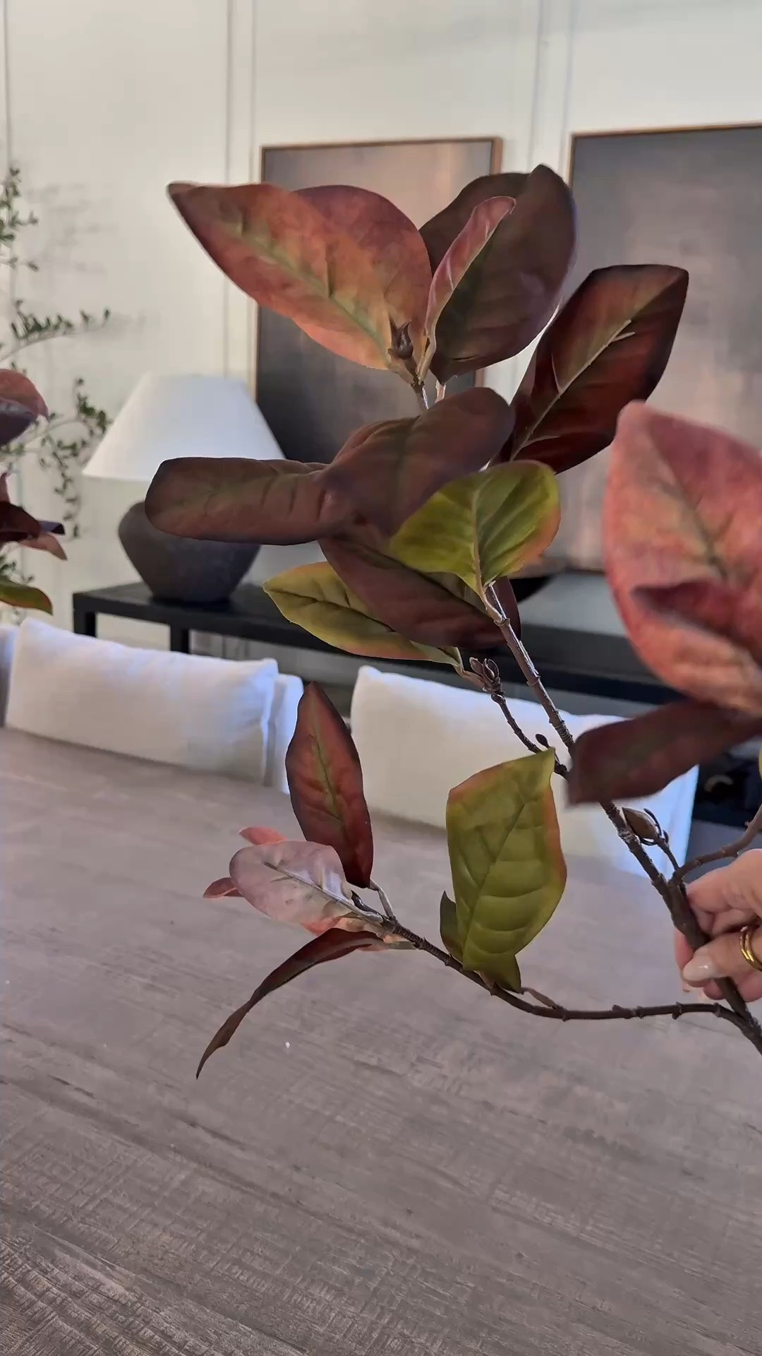 A perfect stem for Fall🤎
Magnolia leaves in shades of brown, rust and dark green… full and velvet soft.
Fall decor 
Home decor