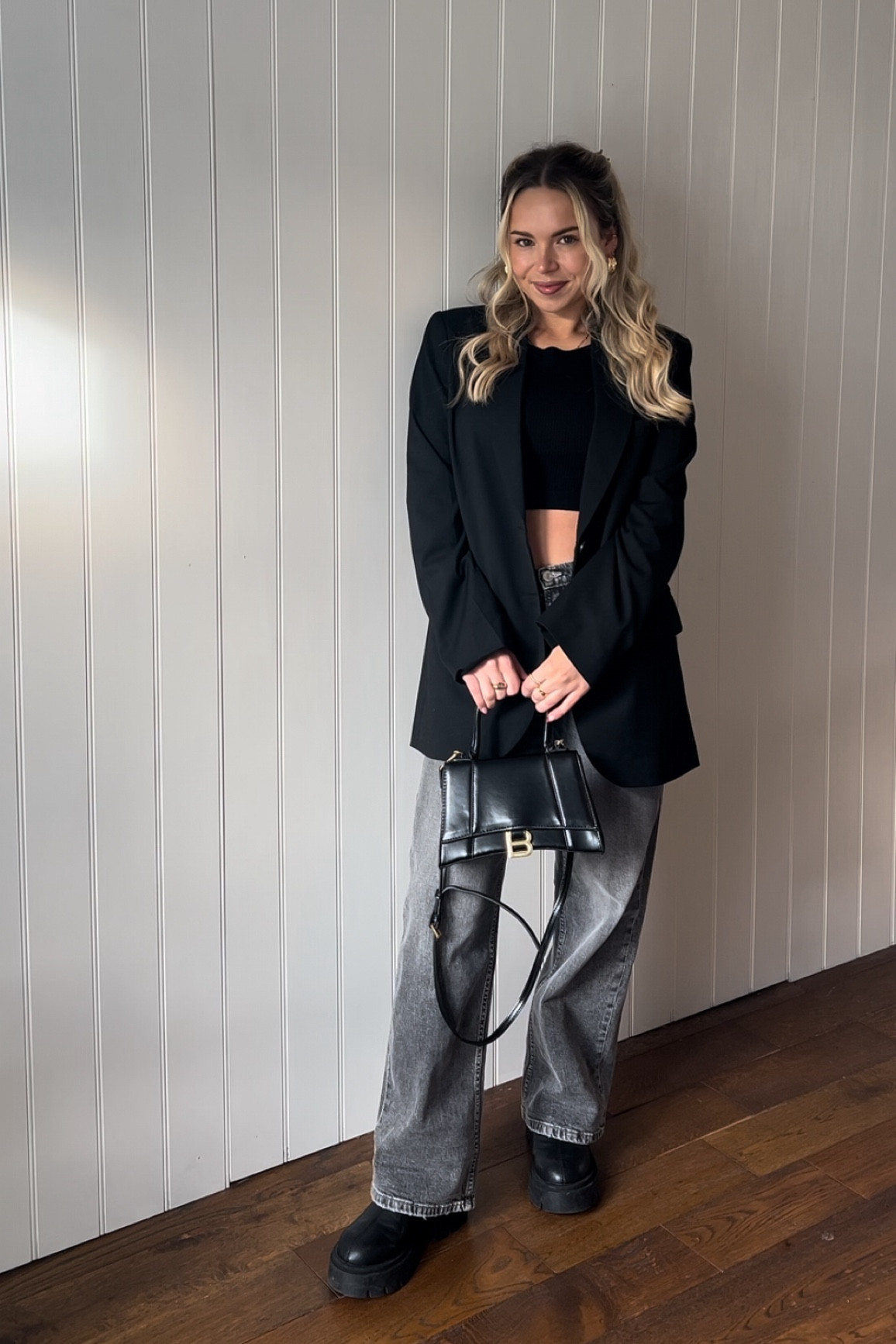 casual dinner & drinks outfit 

H&M oversized blazer, crop jumper, grey jeans, chunky black boots & black handbag 

#LTKshoecrush #LTKstyletip #LTKU