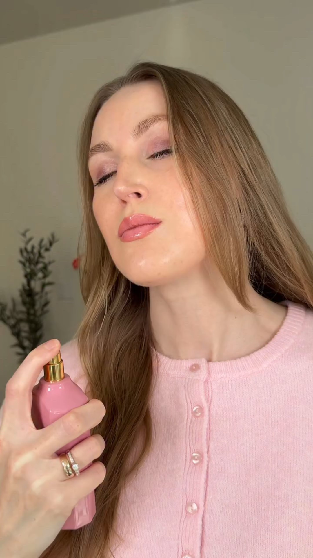 Feeling magical with Gucci Flora Gorgeous Gardenia ✨🌸
Fresh pear blossom, delicate gardenia & a hint of sweetness — this fragrance is pure luxury in a bottle. Perfect for daily glam or special moments 💖
@guccibeauty 

#GucciFlora #GucciFloraGorgeousGardenia #LuxuryFragrance #PerfumeLover #FragranceAddict #BeautyReels #ScentGoals #ViralReels #FYP #ForYou #FragranceTok #LuxuryVibes #FloralPerfume #PerfumeCollection #FragranceOfTheDay @gucci