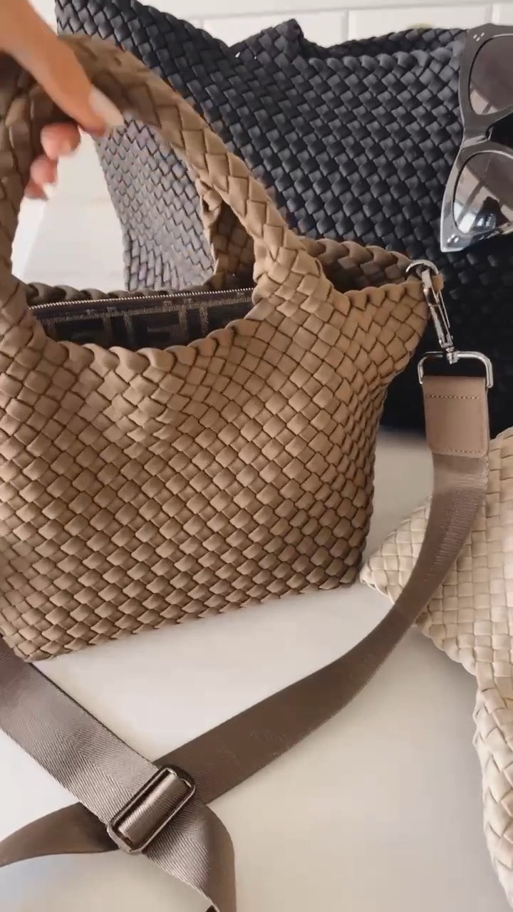 Linking other options that are in stock! I own the size large, medium and small, StylinByAylin 

#LTKSeasonal #LTKitbag