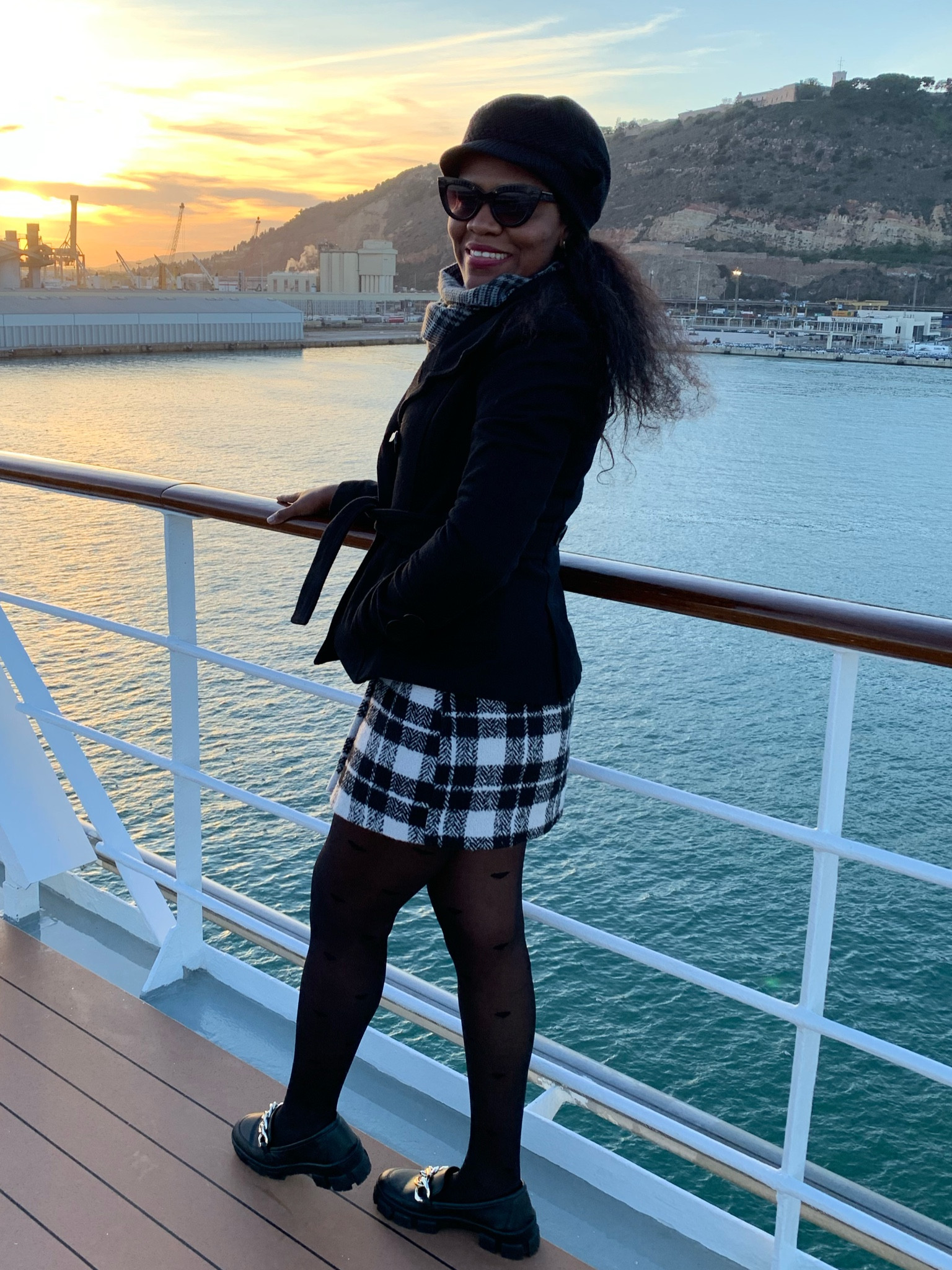  O look escolhido para usar em Barcelona. Fez um dia ensolarado e um friozinho na medida certa. 
 
 2 peças chaves: SAIA TWEED e MOCASSIM TRATOTADO 😉
 
 #barcelona
#garimpodakelly #eurotour #eurotrip #lookdodia #saiatweed #mocassim  #pontosturisticosbarcelona #pordosol 

#LTKtravel #LTKbrasil #LTKeurope