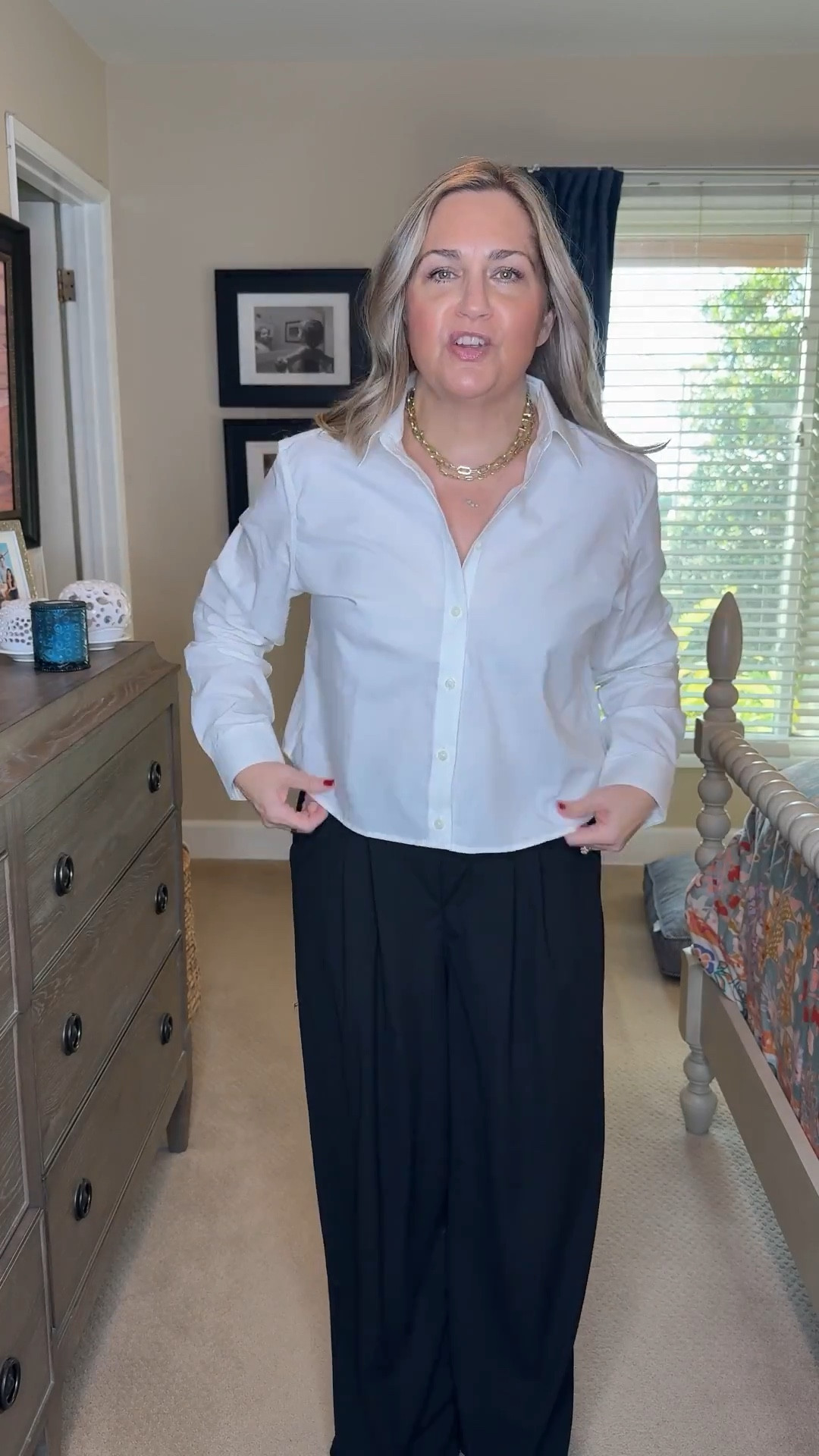 Loving this cute, cropped poplin button down. It’s a great staple piece and looks good both casually and more dressed up. 
