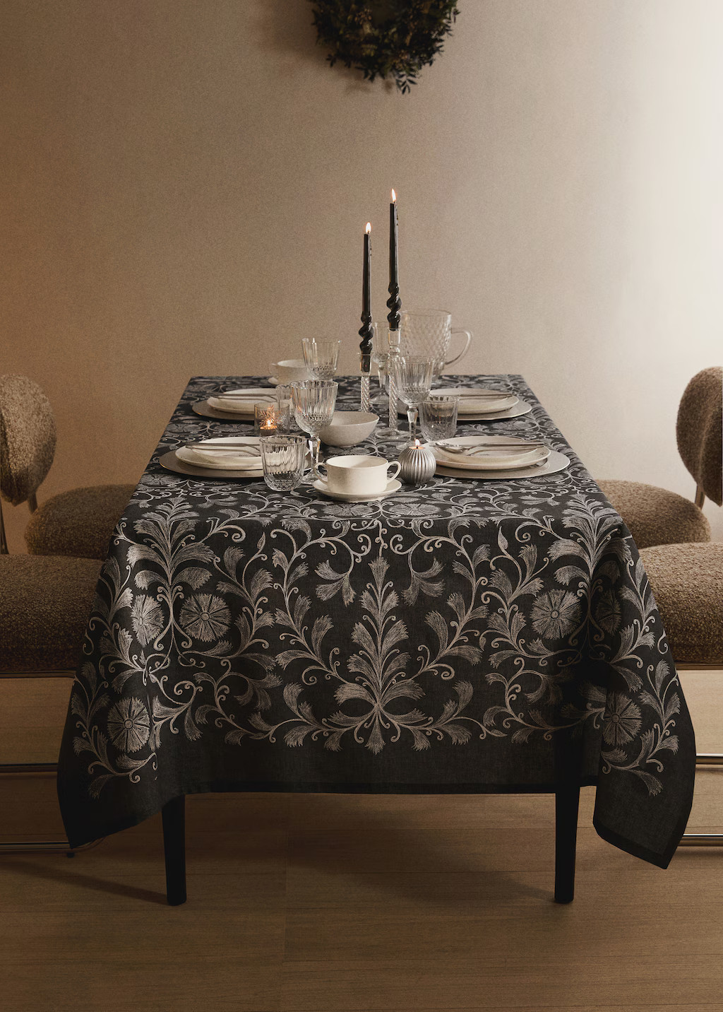 Printed linen cotton tablecloth with details for 6 to 8 diners | Mango (US/MX/AU)