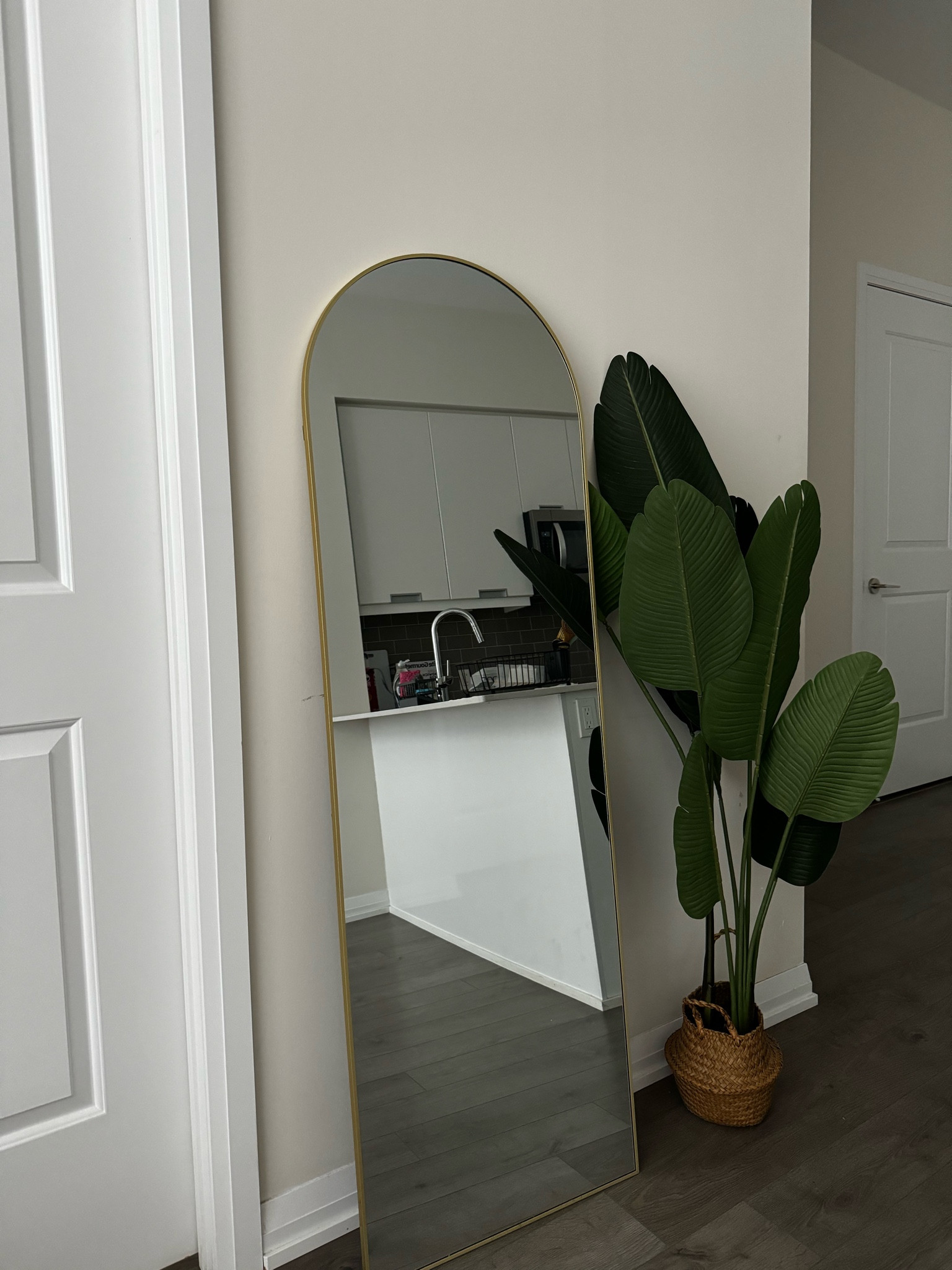 The best mirror you might ever own.
Gold frame, perfect height, amazing support behind, a good bang for your buck ✨

#homedecor #amazonfinds #decor 

#LTKcanada #LTKcasa