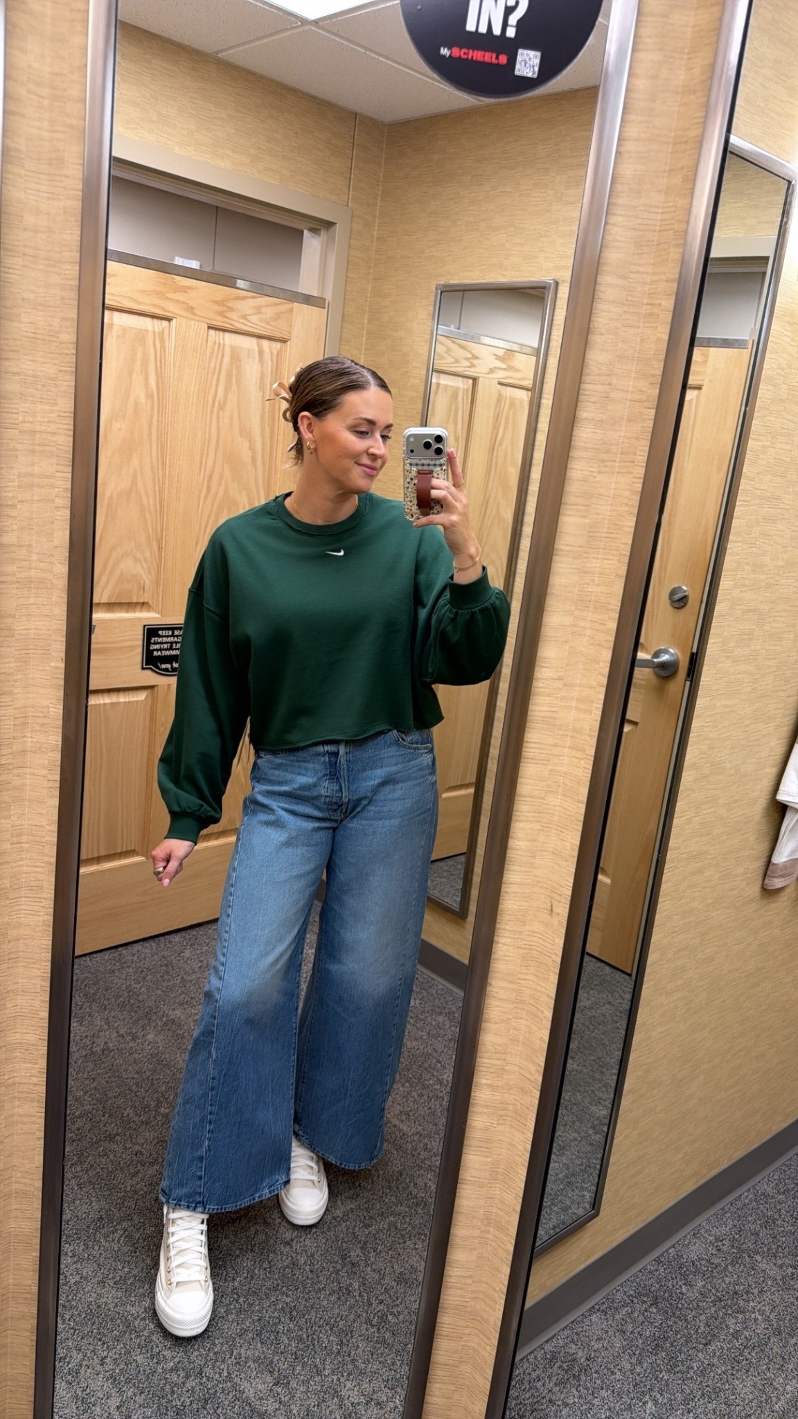 Medium sweatshirt
30 jeans