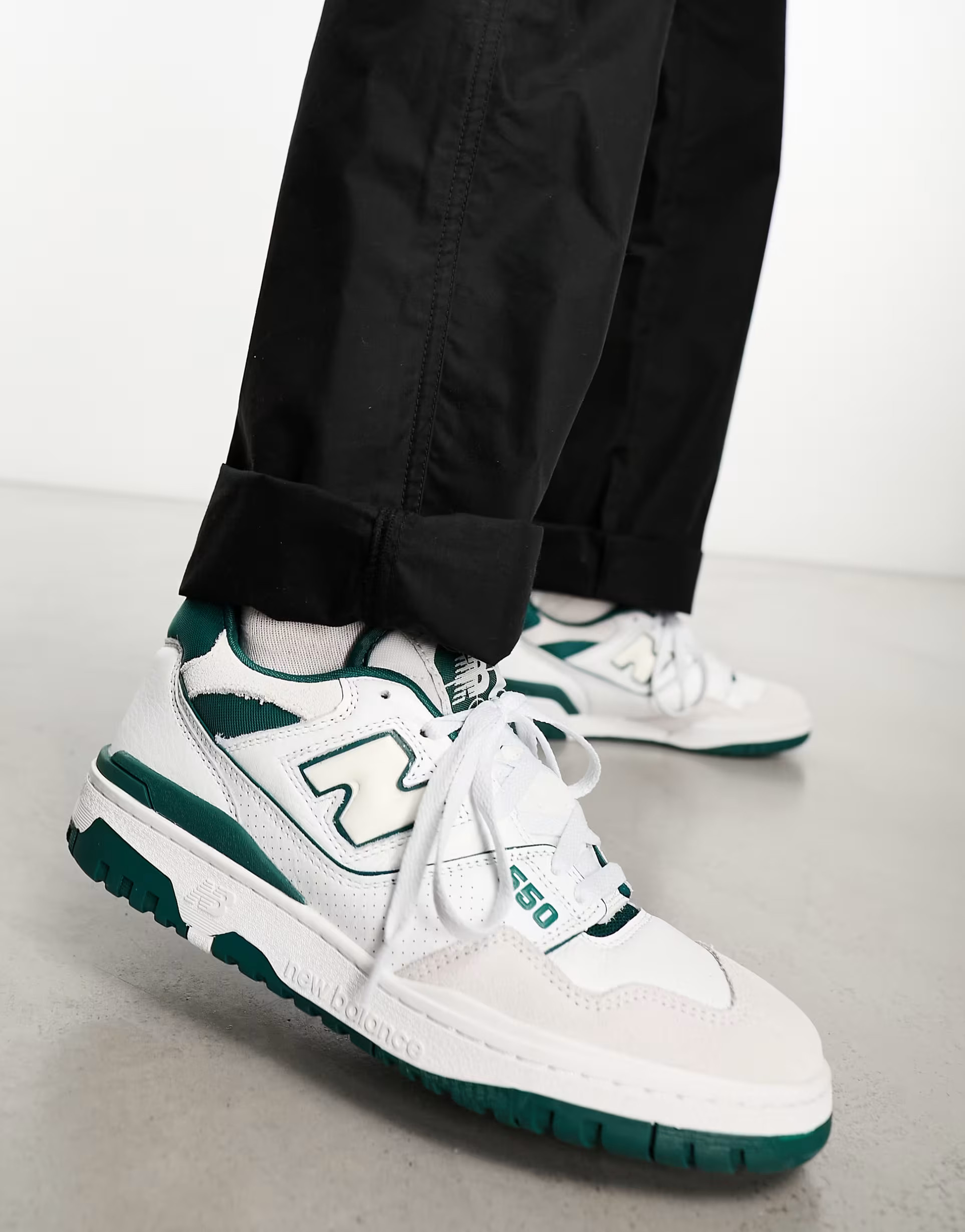 New Balance 550 trainers in white & green | ASOS (Global)