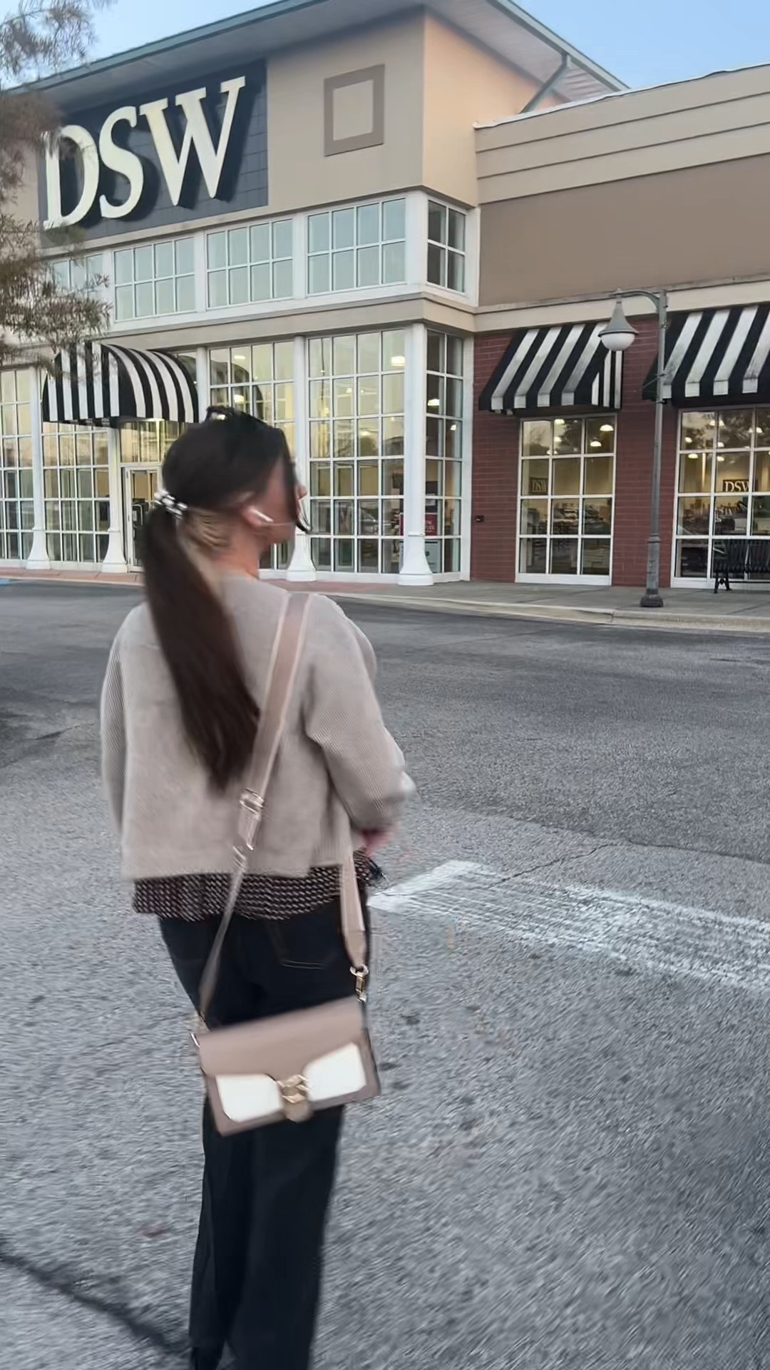 Fall fits unlocked
• From knee-high
boots to statement bags — DSW's new drop is everything.
#Fall|Fashion #DSWFinds #BootSeason
#FallAccessories #FallShoes 

Tal nanapags
* fall purses
* statement bags
* tote bags fall
* crossbody bags
* mini bags trend
* everyday fall bag
* fall fashion 2025
* fall outfits
* fall trends
* fall wardrobe essentials
* cozy fall style
* autumn fashion inspo fall boots knee-high boots ankle boots
trending fall shoes loafers for fall
* fall sneakers
* bootie season


#LTKStyleTip #LTKItBag #LTKTall