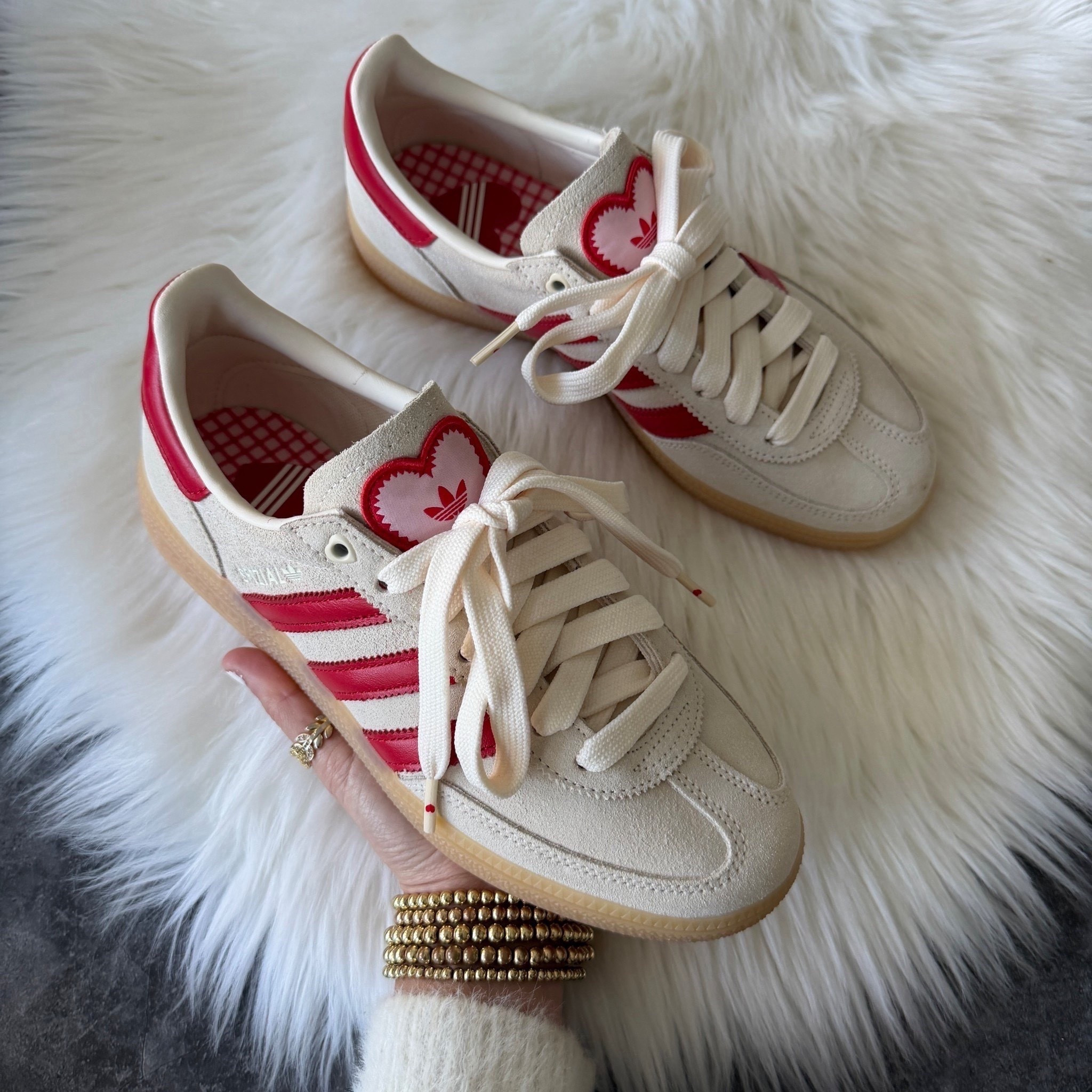 Fully back in stock in all sizes!

Adidas Valentines Day collection handball spezial shoes size down 1/2 size 