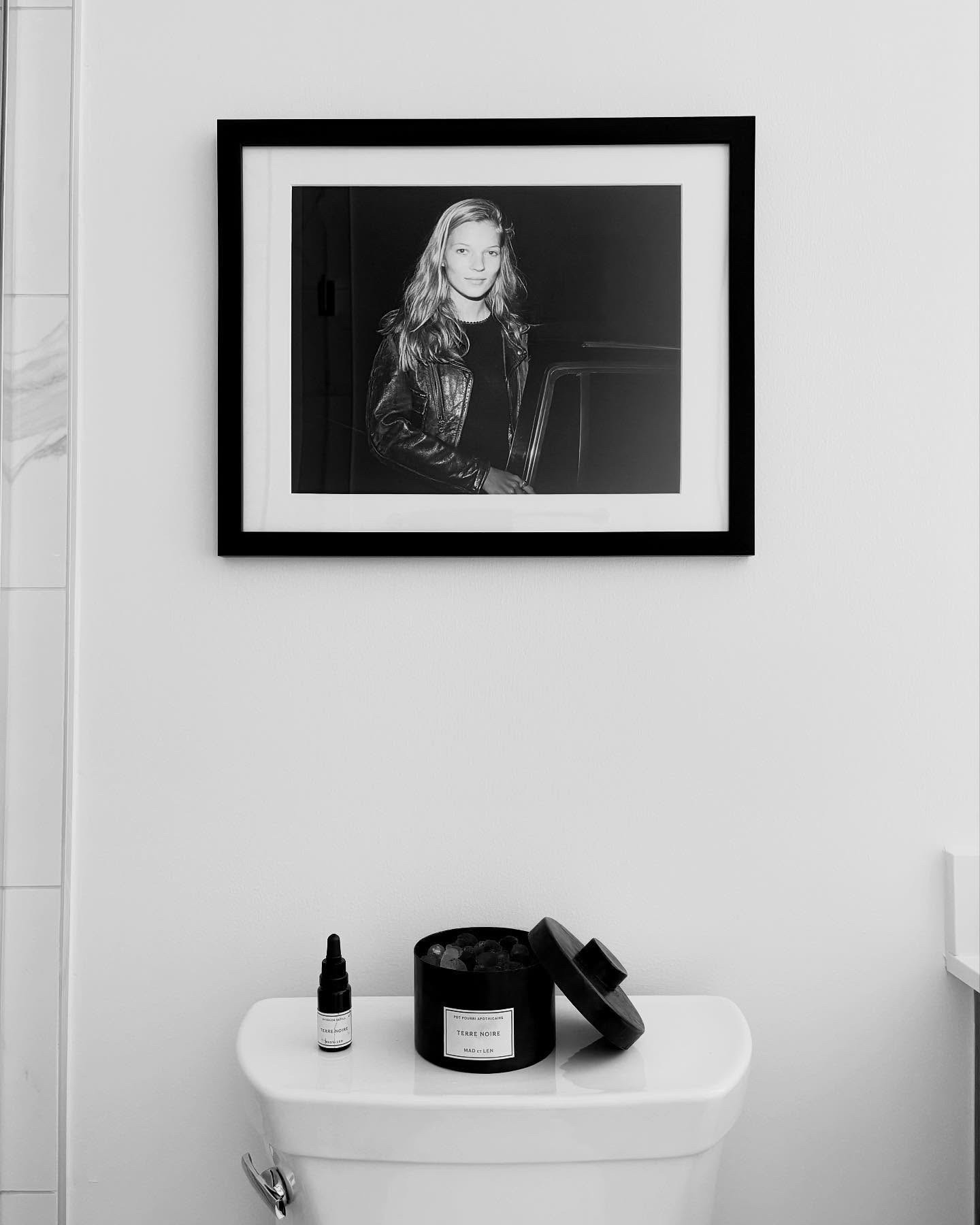 Luxury lives in the details—even in the bathroom. 🚽 

art: @soniceditions 
potpourri: @madetlen 
 Wishing you a calm and curated Easter Sunday — for those who celebrate. 🐰

#LuxuryInteriors 
#HighDesign
#DesignDetails 
#BathroomDesign 
#MinimalLuxury 
#ModernAesthetic 
#SmallSpaceDesign
#InteriorStyling
#BlancPenaDesign