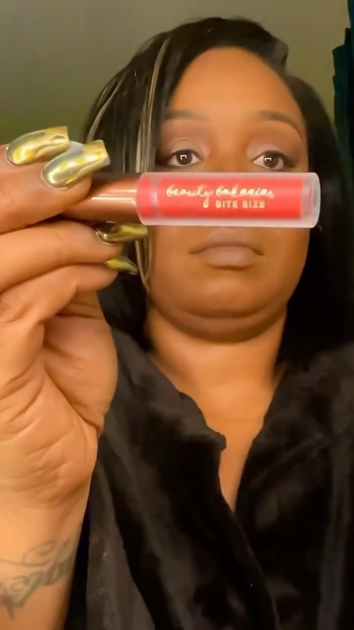 Holiday Ready 🎄💕

💄 @beautybakeriemakeup Bite Sized Matte Liquid Lipstick in Bowl of Cherries 🍒 with Chocolate Therapy Sugar Stick 🍫

🤞🏽they bring back the Sugar Sticks, mine are almost gone - I’m holding on for dear life 🫠

#holidaymakeup #holidaymakeuplook #christmaspartyideas #lipcombo #lipcombooftheday #redlipstick💄 #lipwhip #matteliquidlipstick #lipliners #dmvmua