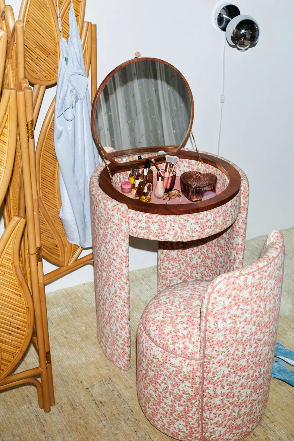 Jane Mirror Vanity & Stool Set | Urban Outfitters (US and RoW)