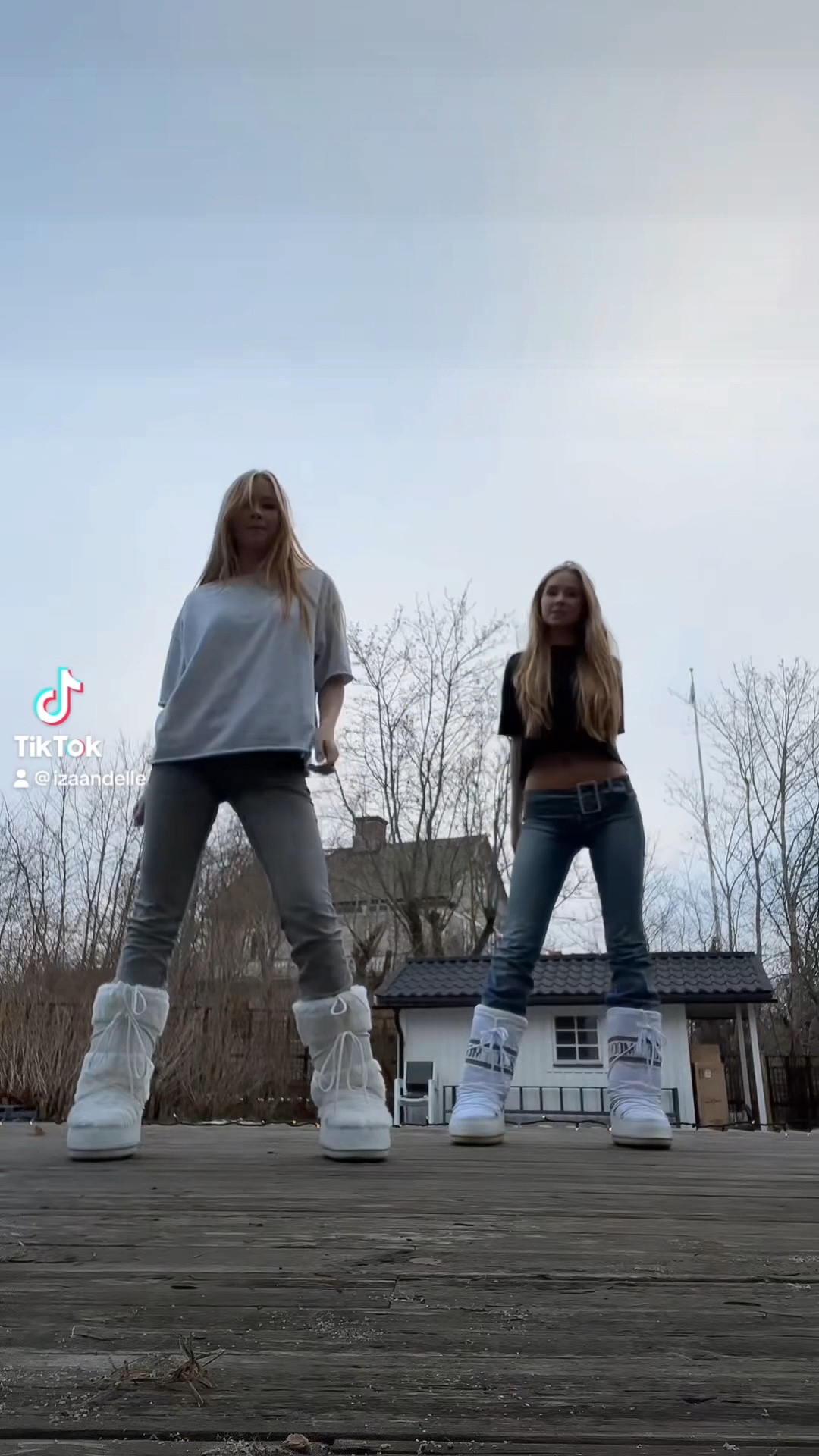 White snow boots, grey boxy t-shirt, flares jeans, moon boots, H&M 

#LTKSeasonal #LTKeurope #LTKstyletip