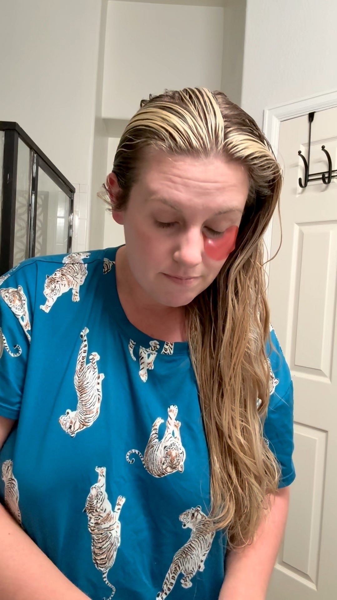 These DRMTLGY Brightening Eye Masks are my secret to looking awake even when I’m not 👀💛 Packed with caffeine, peptides, and hyaluronic acid — they de-puff, hydrate, and smooth in just minutes. Pop them on before makeup or during your morning coffee for that fresh, lifted look every mom deserves ☕️✨

#LTKdayinmylife #LTKGiftGuide #LTKHoliday