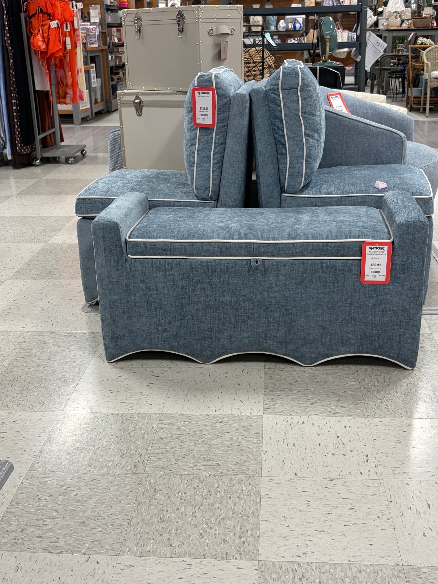 Saw this bench at TJ Maxx! It’s so pretty and lifts for storage! That scalloped detail 😍
