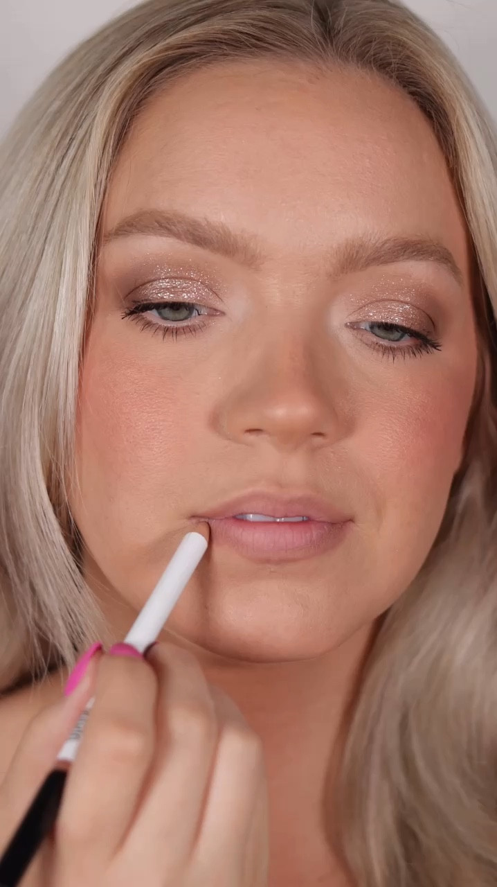 Bronzy & glossy lip combo to transition from Summer to Fall 
@makeupbymario lip liner in Dmitry and Spiced Chai, Bronze Glow MoistureGlow plumping lip serum 



#LTKVideo #LTKBeauty