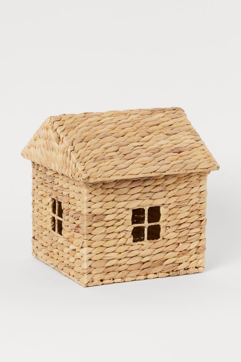 House-shaped storage box in braided straw made from water hyacinth with a roof-shaped lid. Width ... | H&M (US)