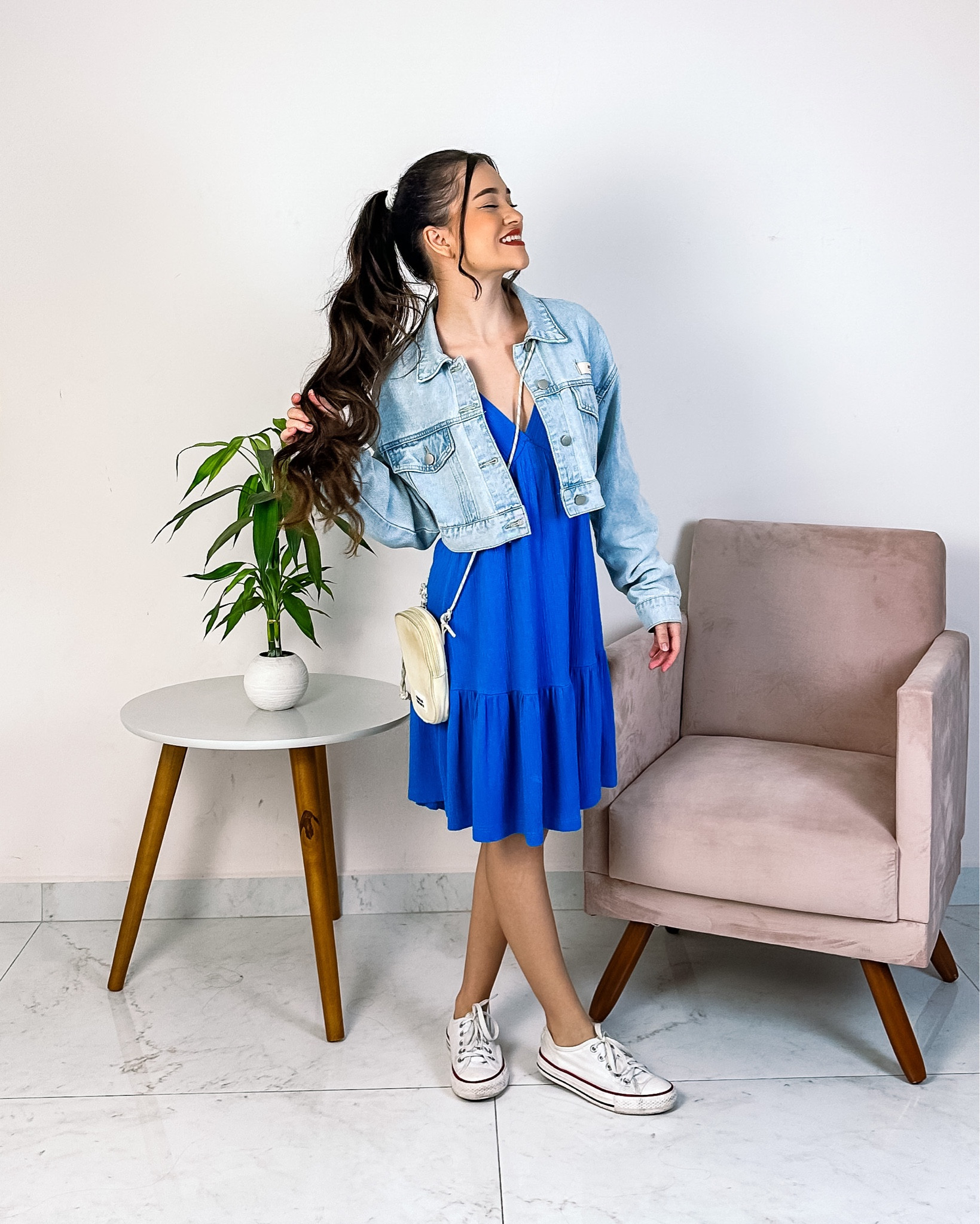 Look com vestido azul jaqueta jeans e AllStar

#LTKbrasil