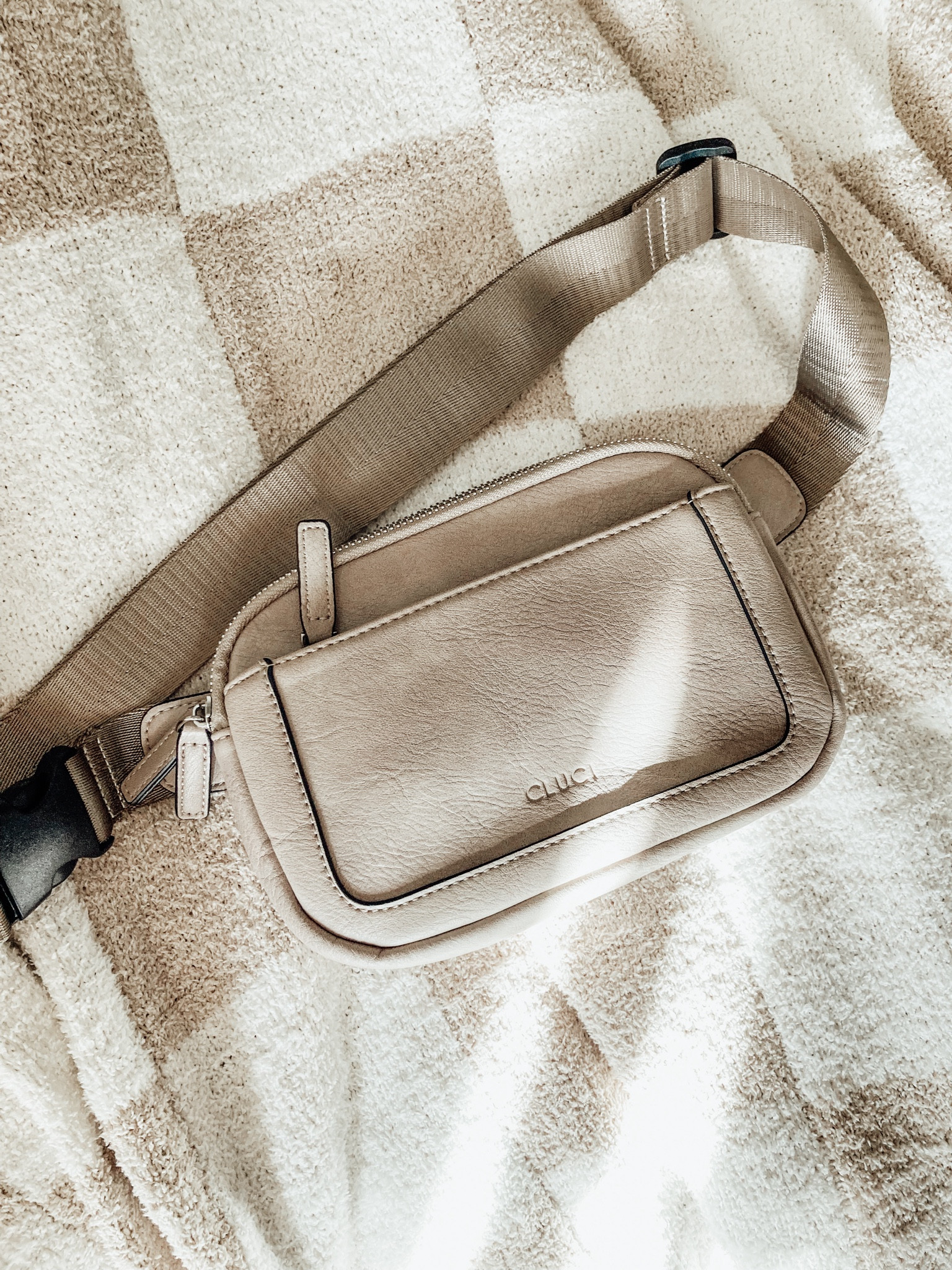 The prettiest crossbody bag 😍

Need one in every color!