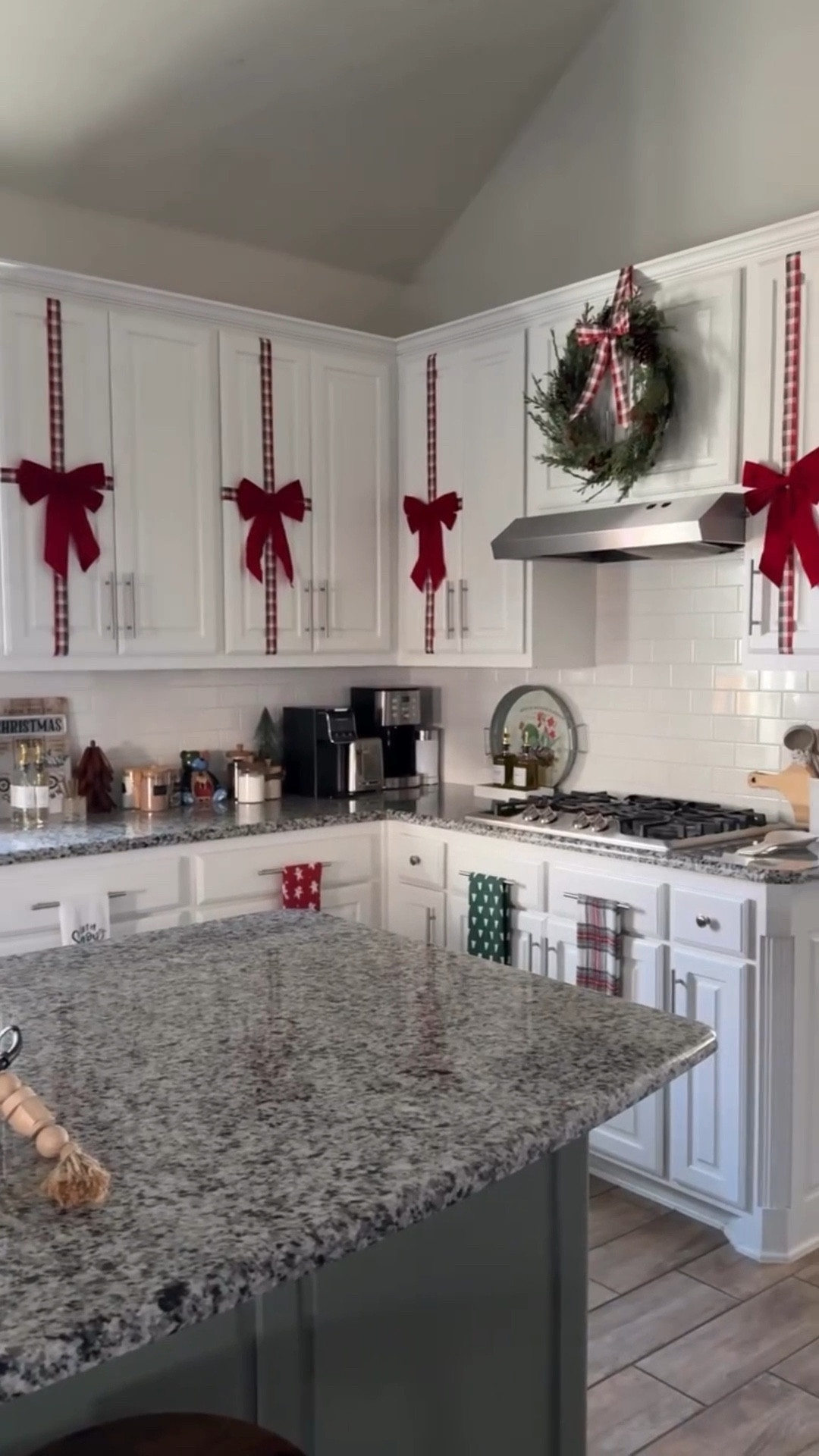 Decoremos mi cocina para Navidad 🎄 Adorné los gabinetes de la cocina con cinta roja cuadriculada en forma de regalo y terminé con un lazo de terciopelo en el centro. En la encimera coloqué los ingredientes para hacer café y chocolate caliente 😋 Si te gustó esta idea compártela con una amiga que ama la Navidad y si quieres los enlaces comenta XMAS 

Plaid ribbon: @costco 
Red velvet bows, mugs, hot chocolate, wooden sign, hand towels: @walmart 
DIY Christmas cabinets bows 

#christmas #christmasdecor #holidaydecor #xmas #redbows #christmasinspired #christmaskitchen #latinaenusa #latinamom #momlife #navidad2025 #decoracionnavideña #christmas2025 #hotcocoabar #hotchocolatebar