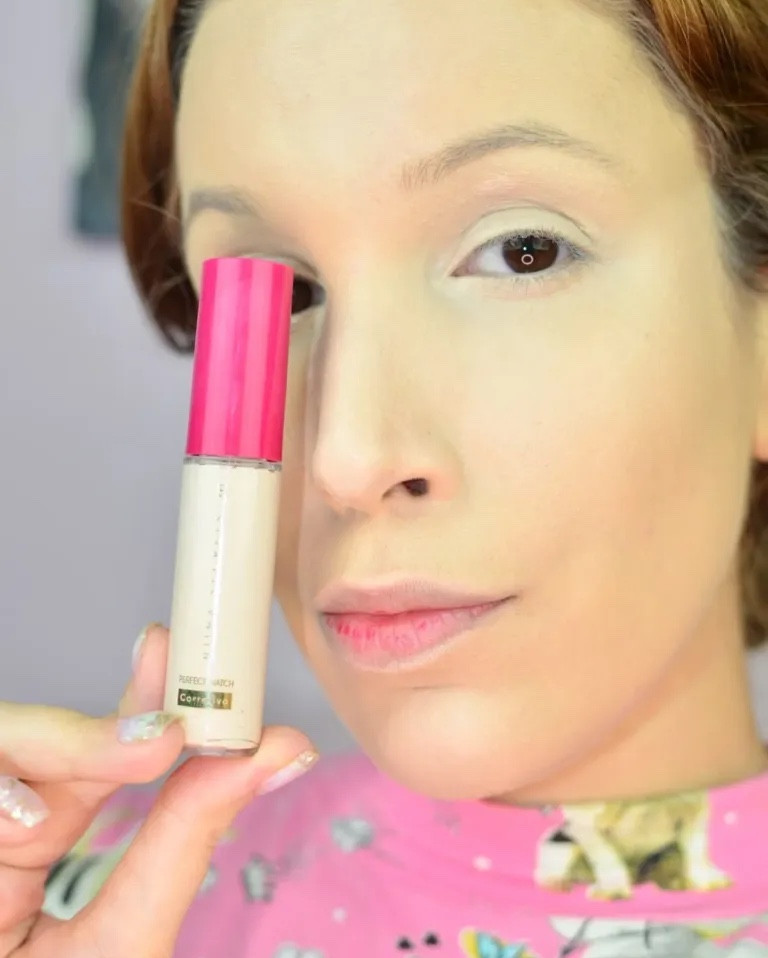 O corretivo Perfect Match de linha Niina Secrets chega literalmente pra completar a base Daily Tint: Os dois juntos entregam uma pele bonita, com acabamento incrível, longa duração e leve. Ele tem cobertura média, porém é totalmente adaptável e não deixa aquela aparência de pele pesada. Super macio, textura aveludada, nem muito seco, nem muito glow, fica exatamente no meio termo dos dois acabamentos e se encaixa bem com a fórmula da base. 