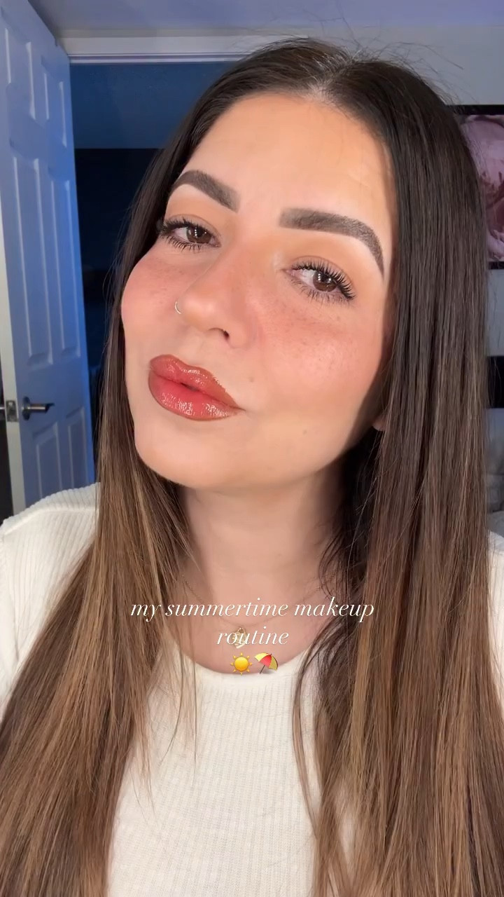 GRWM: Summertime Edition☀️⛱️

@anastasiabeverlyhills brow definer 
@narsissist soft matte concealer + radiant creamy concealer
@rarebeauty warm wishes bronzer stick + positive light highlighter
@rhode pocket blush in ‘sprinkle’
@onesize setting powder
@benefitcanada hoola light bronzer + badgal bounce mascara 
@yslbeauty powder blush in ‘berry bang’
@maryliascottcosmetics spot on faux freckles
@hudabeauty easy bake setting powder
@makeupbymario lip pencil in shade ‘milk chocolate’
@elfcosmetics glow reviver lip balm in ‘wild cherry’

#makeuptutorial #makeup #makeuproutine #grwm #motd #beautyroutine #summertime #summer #beauty #makeupideas #inspo #beautycontent #beautytips #trending #beautytrends