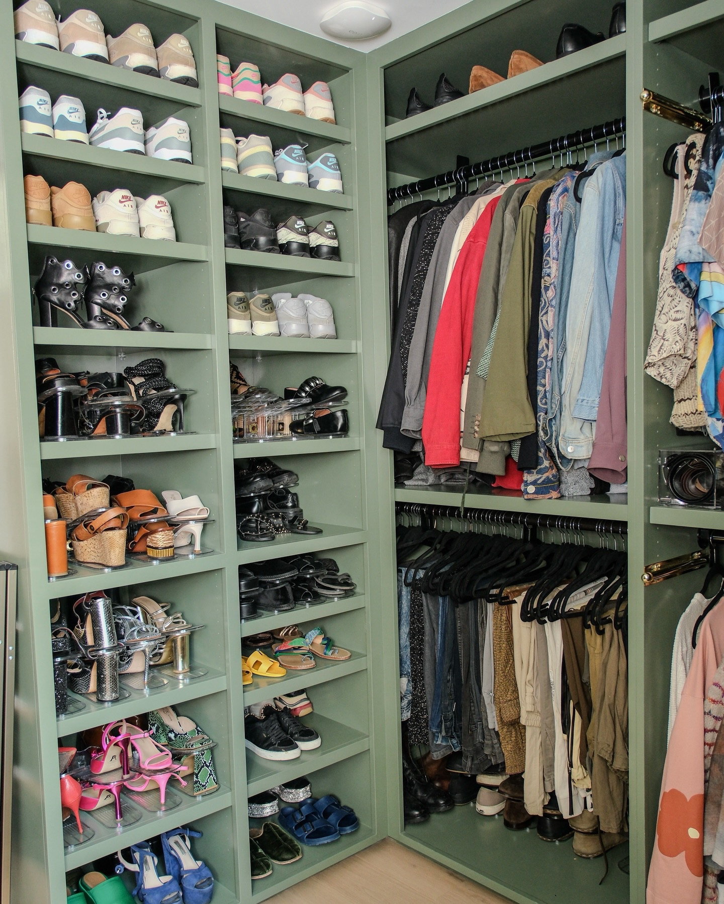 Green with envy at the Casa1708 project 💚
.
.
.
#casa1708 #shaiorganized #professionalorganizer #konmariemethod #konmarimaster #mariekondomaster #mariekondomethod #luxurybathroom #luxuryhomes #interiordesign #luxurydesign #austinorganizer #cricutlabels #cricut #spring #springrefresh #springcleaning #closetdesign #customcloset