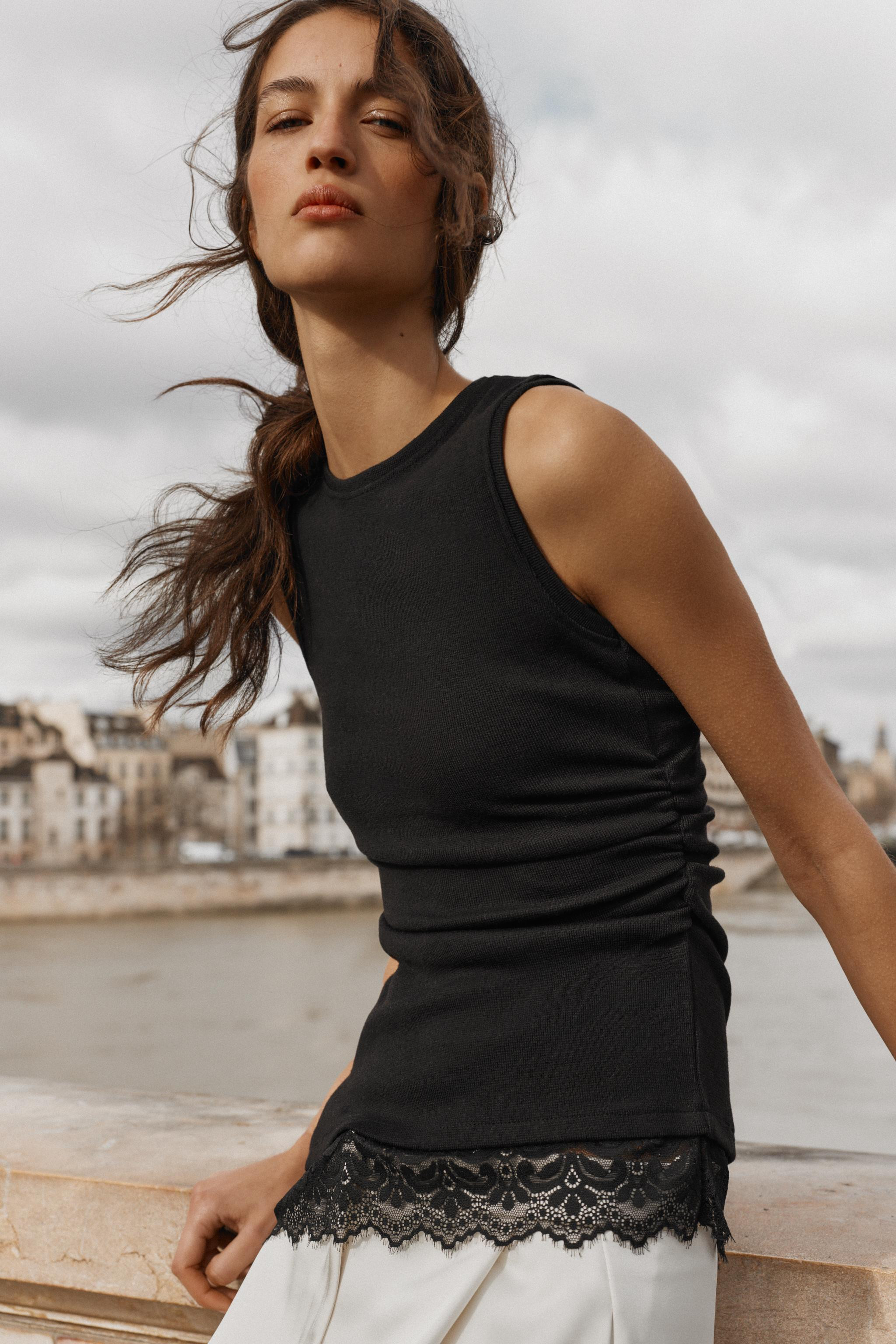 DRAPIERTES TOP MIT SPITZE | Zara DE