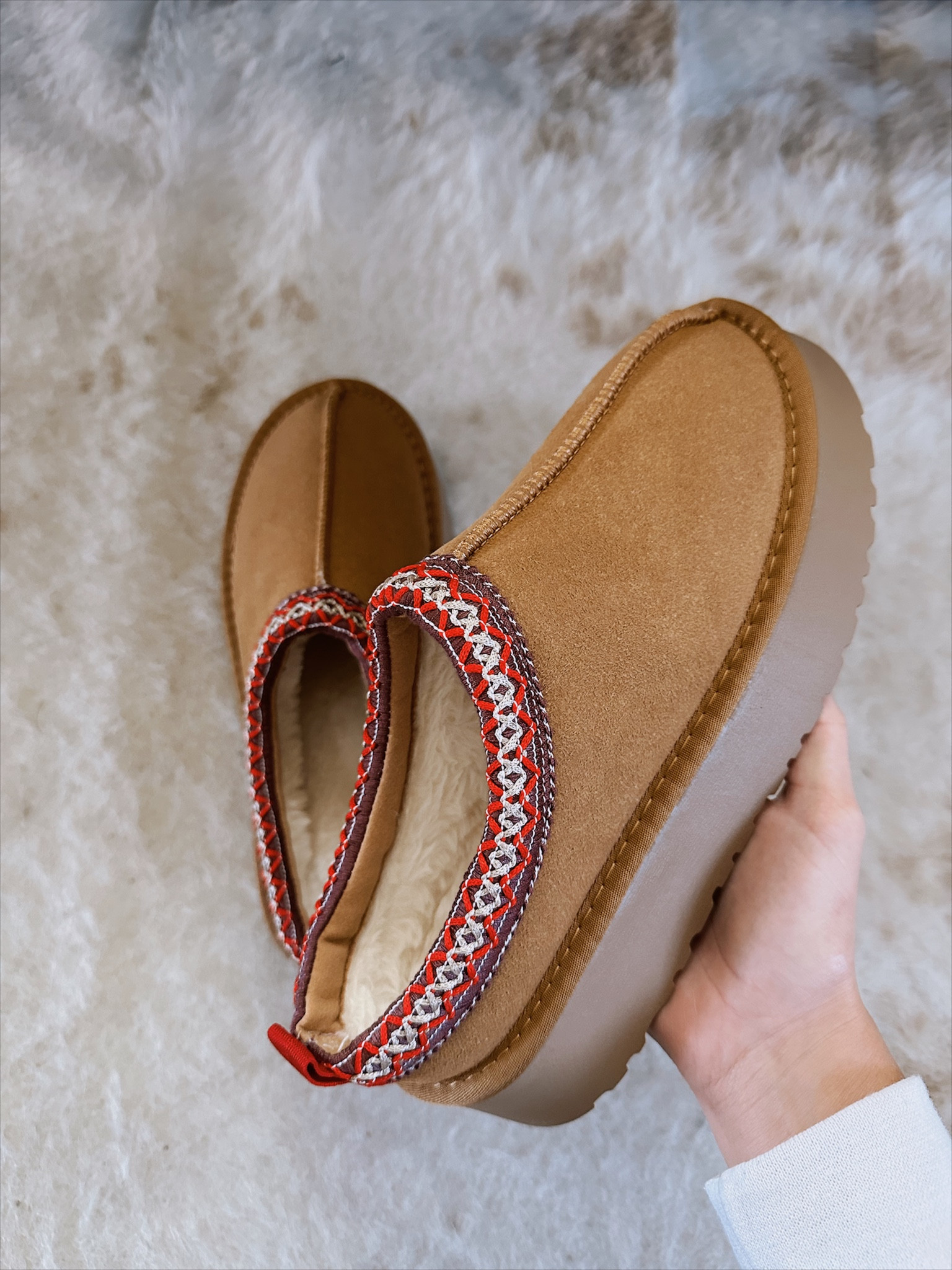 Ugg slippers DUPE!! Only $45 compared to the $130 that the real uggs are, and they are SOOOO similar! Fit pretty true to size, maybe go up .5 if you ever want to wear thicker socks

#LTKHoliday #LTKshoecrush #LTKfindsunder50